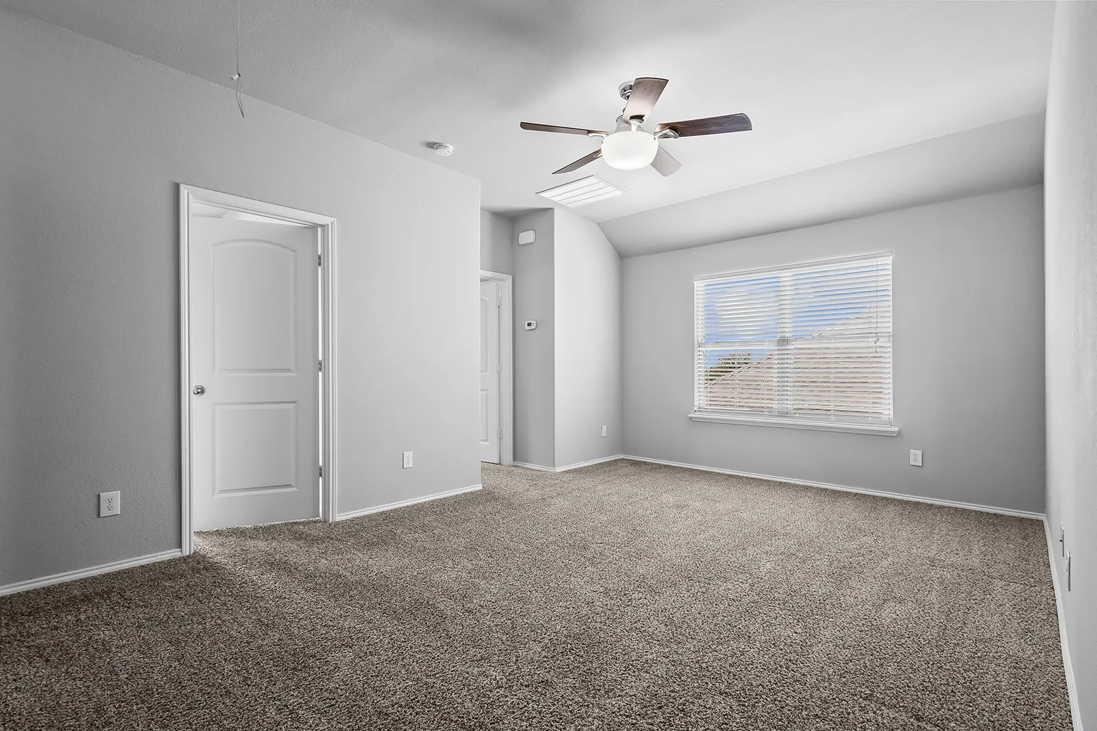Single Family Residence For Sale in Denton County , 1277 Lasso Drive, Little Elm, Texas 75068, 4 Bedroom, 3 Bathroom, 2 Garage spaces, 2,410 Sqft, built in 2013, mls#21344880, Real Estate Agent in Little Elm, Homes For Sale in Denton county, Homes For Sale in Little Elm, Realtor in Little Elm Texas, Real Estate Brokerage Independent Realty Texas, Luminita Cordes Realtor