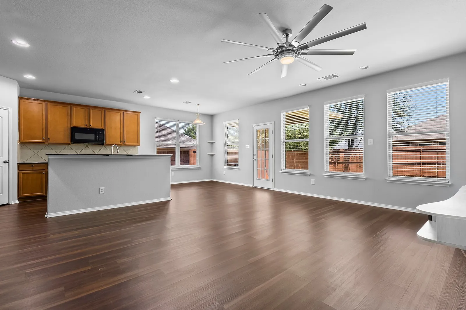 Single Family Residence For Sale in Denton County , 1277 Lasso Drive, Little Elm, Texas 75068, 4 Bedroom, 3 Bathroom, 2 Garage spaces, 2,410 Sqft, built in 2013, mls#21344880, Real Estate Agent in Little Elm, Homes For Sale in Denton county, Homes For Sale in Little Elm, Realtor in Little Elm Texas, Real Estate Brokerage Independent Realty Texas, Luminita Cordes Realtor
