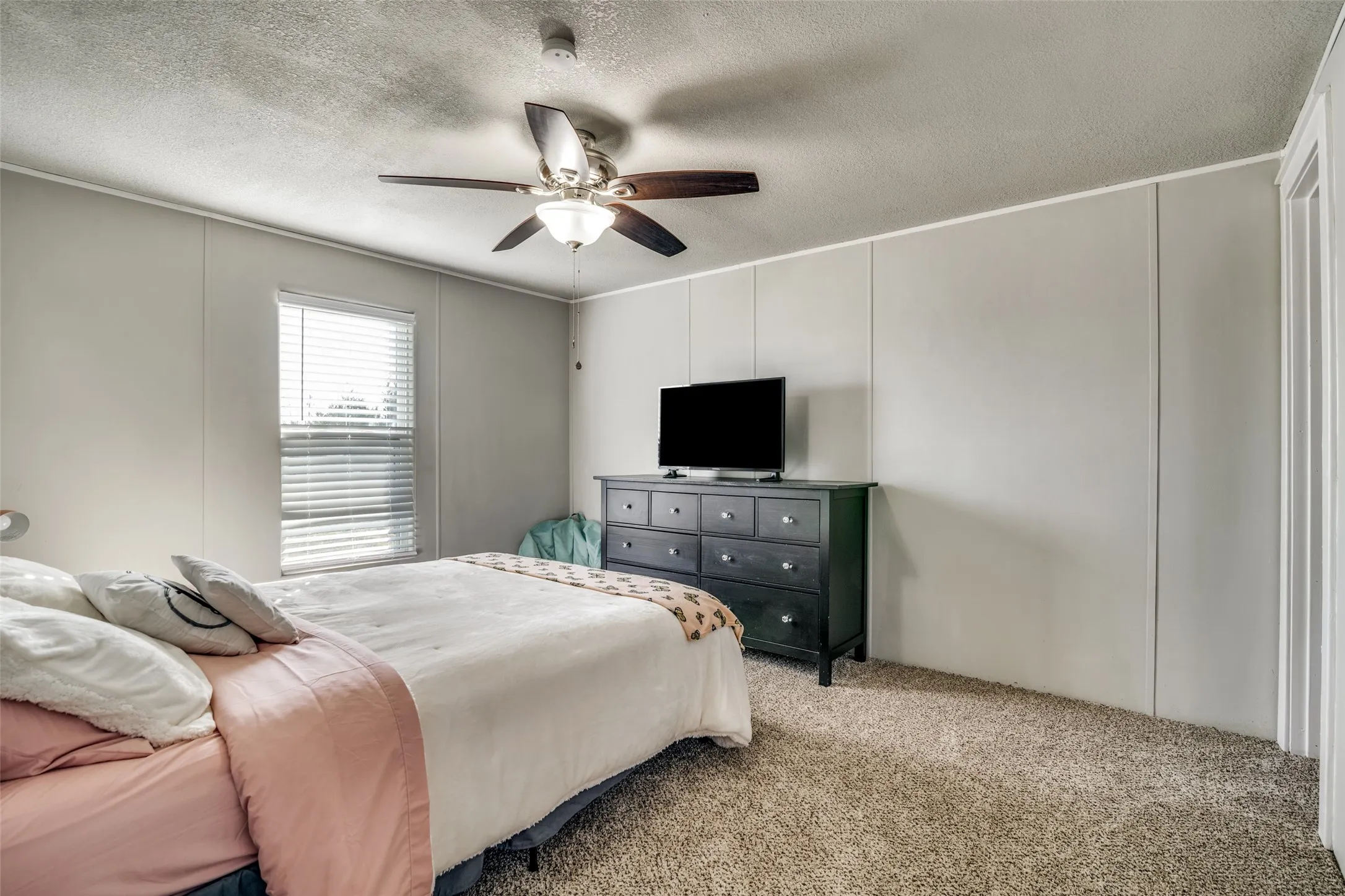 2nd bedroom with a queen size bed.
