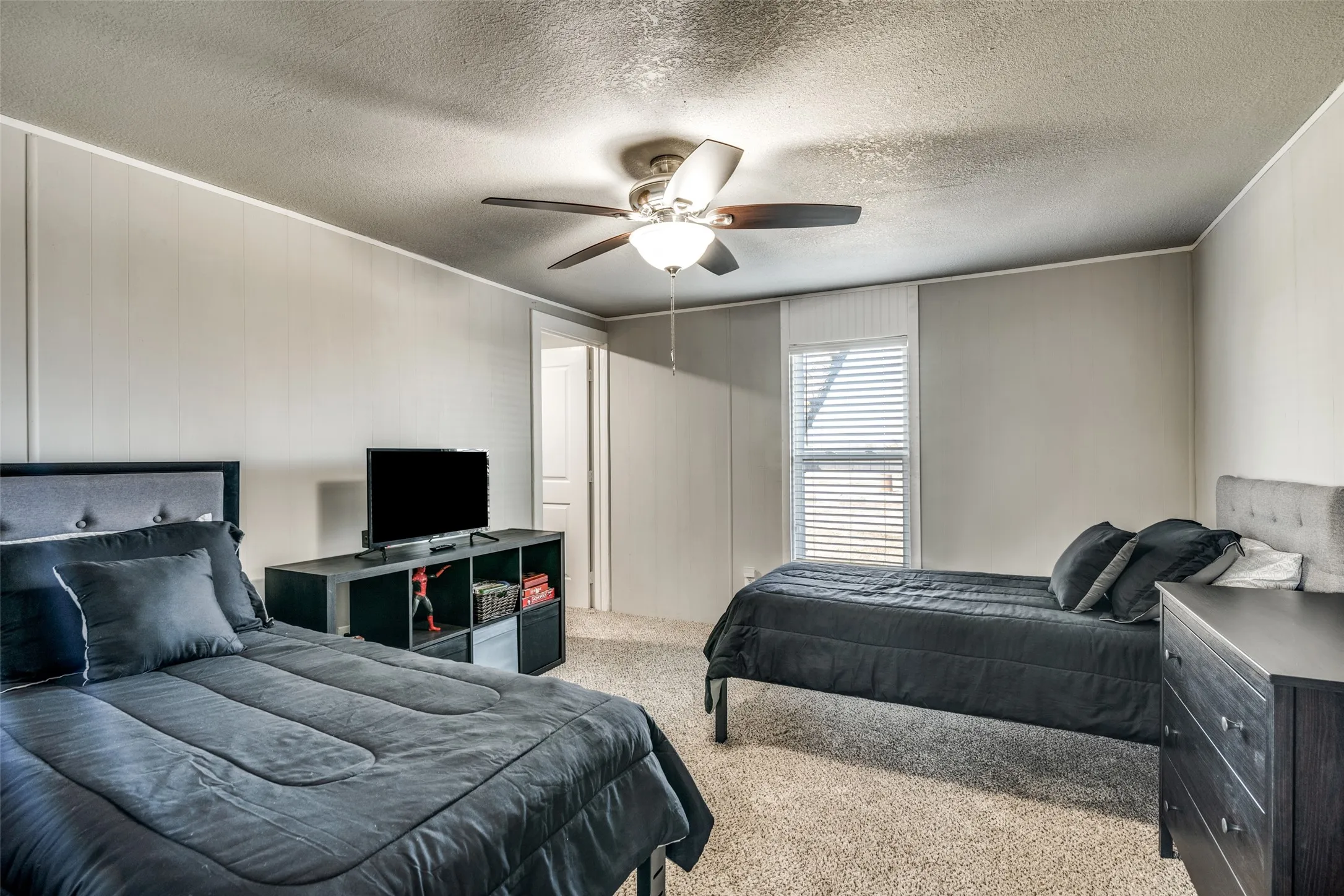 3rd bedoom with two twin size beds.
