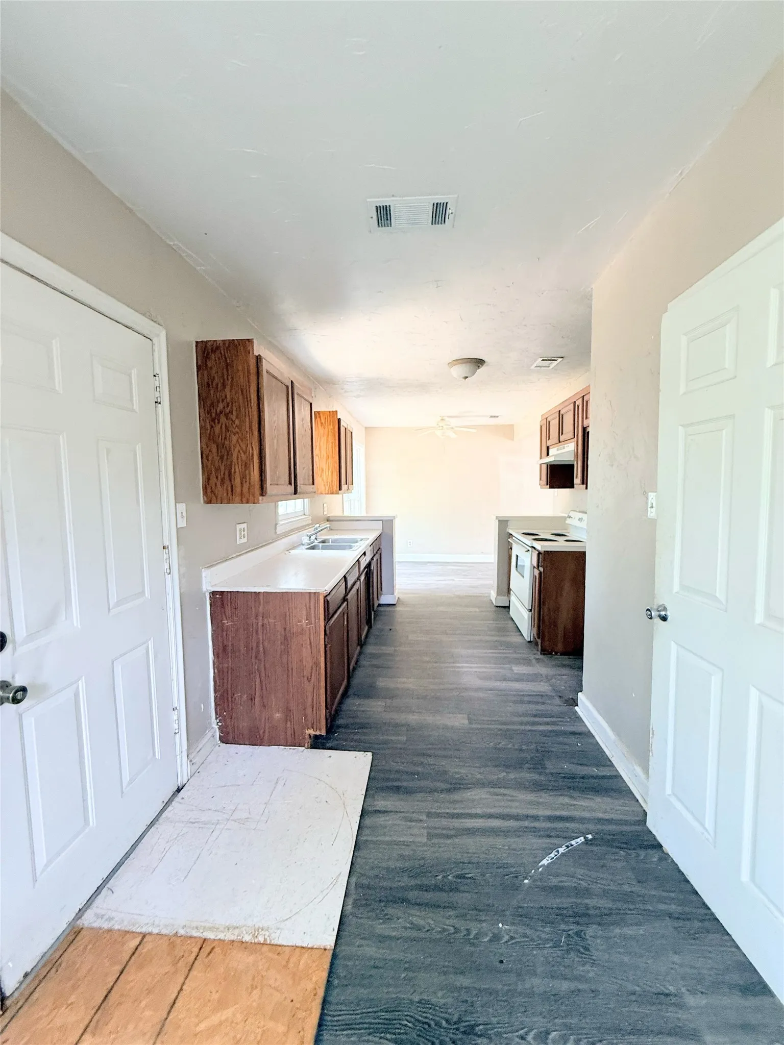 Single Family Residence For Sale in Grayson County , 43 W Parnell Street, Denison, Texas 75020, 2 Bedroom, 1 Bathroom, 1 Garage spaces, 1,254 Sqft, built in 1940, mls#21353119, Real Estate Agent in Denison, Homes For Sale in Grayson county, Homes For Sale in Denison, Realtor in Denison Texas, Real Estate Brokerage Independent Realty Texas, Luminita Cordes Realtor
