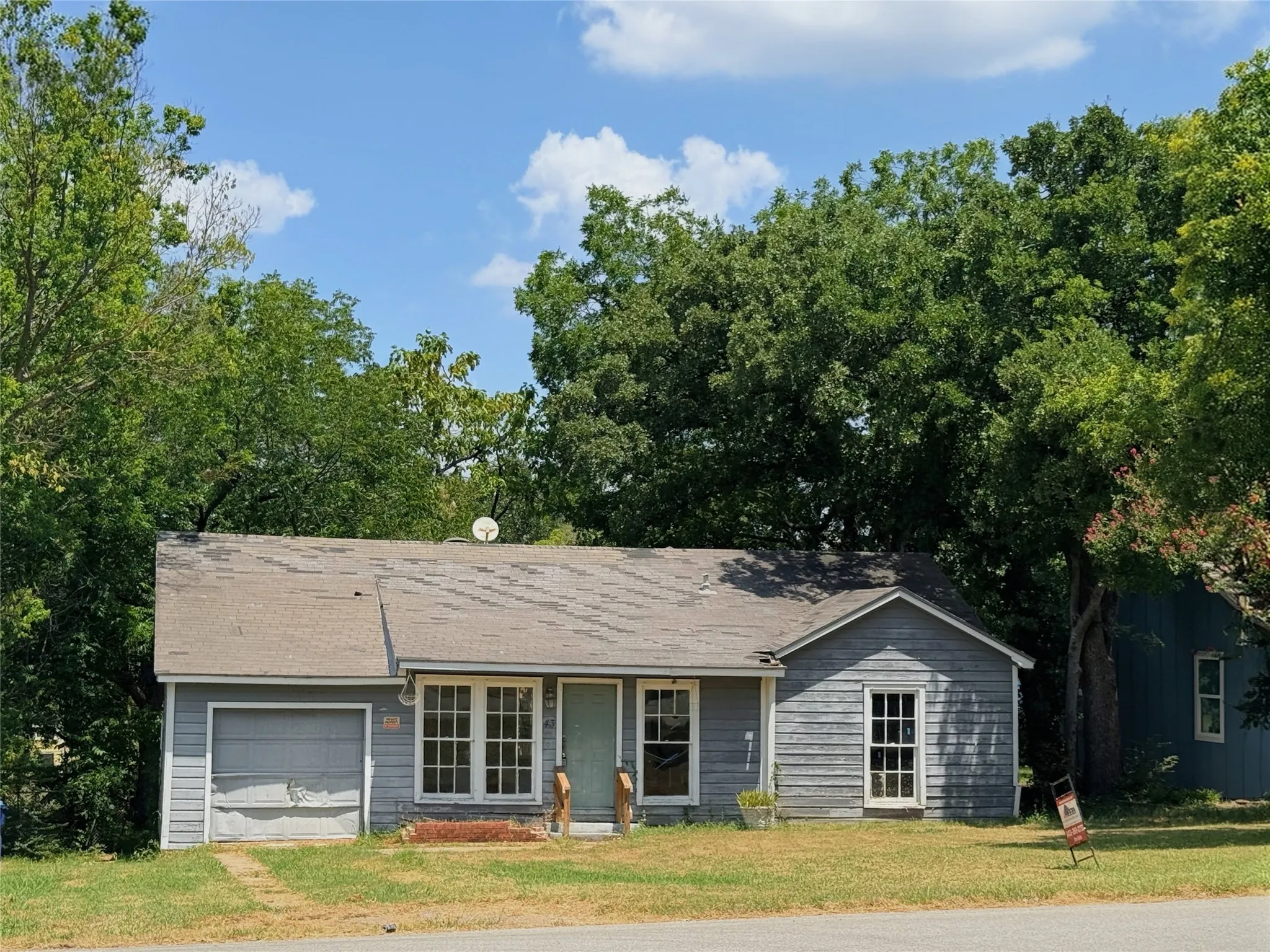 Single Family Residence For Sale in Grayson County , 43 W Parnell Street, Denison, Texas 75020, 2 Bedroom, 1 Bathroom, 1 Garage spaces, 1,254 Sqft, built in 1940, mls#21353119, Real Estate Agent in Denison, Homes For Sale in Grayson county, Homes For Sale in Denison, Realtor in Denison Texas, Real Estate Brokerage Independent Realty Texas, Luminita Cordes Realtor