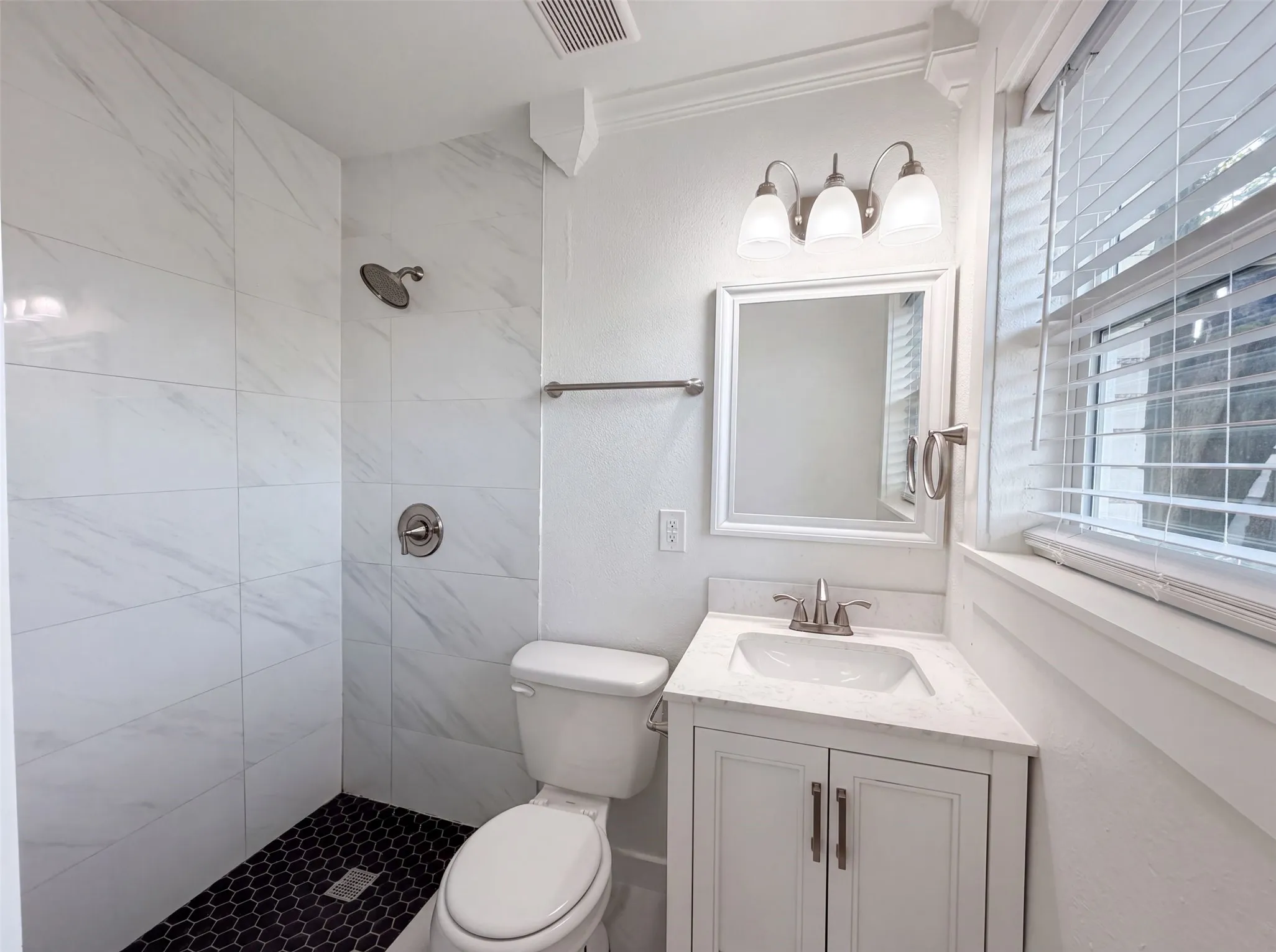 Single Family Residence For Sale in Tarrant County , 832 Central Drive, Bedford, Texas 76022, 3 Bedroom, 2 Bathroom, Garage spaces, 1,673 Sqft, built in 1956, mls#21353122, Real Estate Agent in Bedford, Homes For Sale in Tarrant county, Homes For Sale in Bedford, Realtor in Bedford Texas, Real Estate Brokerage Independent Realty Texas, Luminita Cordes Realtor