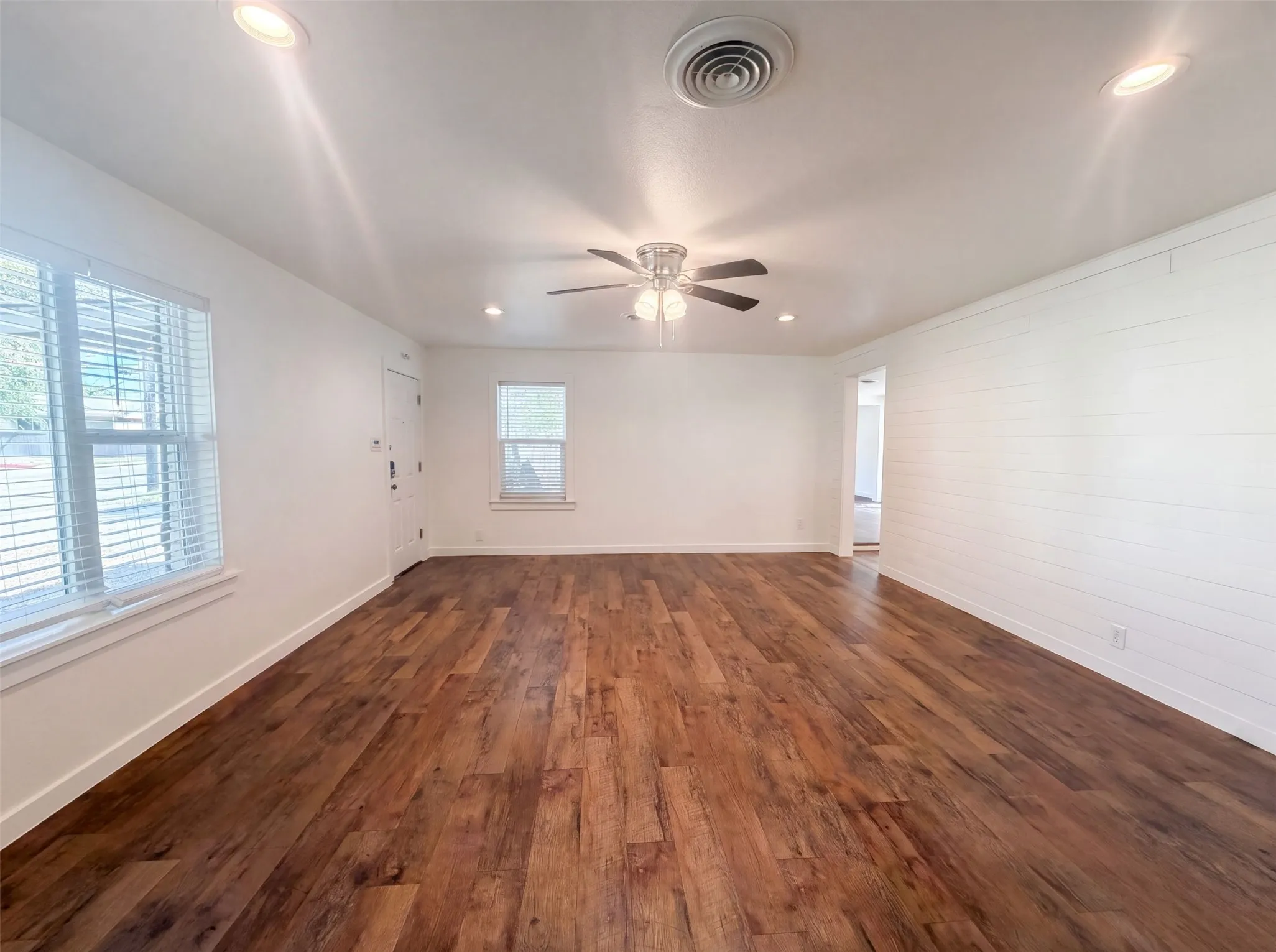 Single Family Residence For Sale in Tarrant County , 832 Central Drive, Bedford, Texas 76022, 3 Bedroom, 2 Bathroom, Garage spaces, 1,673 Sqft, built in 1956, mls#21353122, Real Estate Agent in Bedford, Homes For Sale in Tarrant county, Homes For Sale in Bedford, Realtor in Bedford Texas, Real Estate Brokerage Independent Realty Texas, Luminita Cordes Realtor