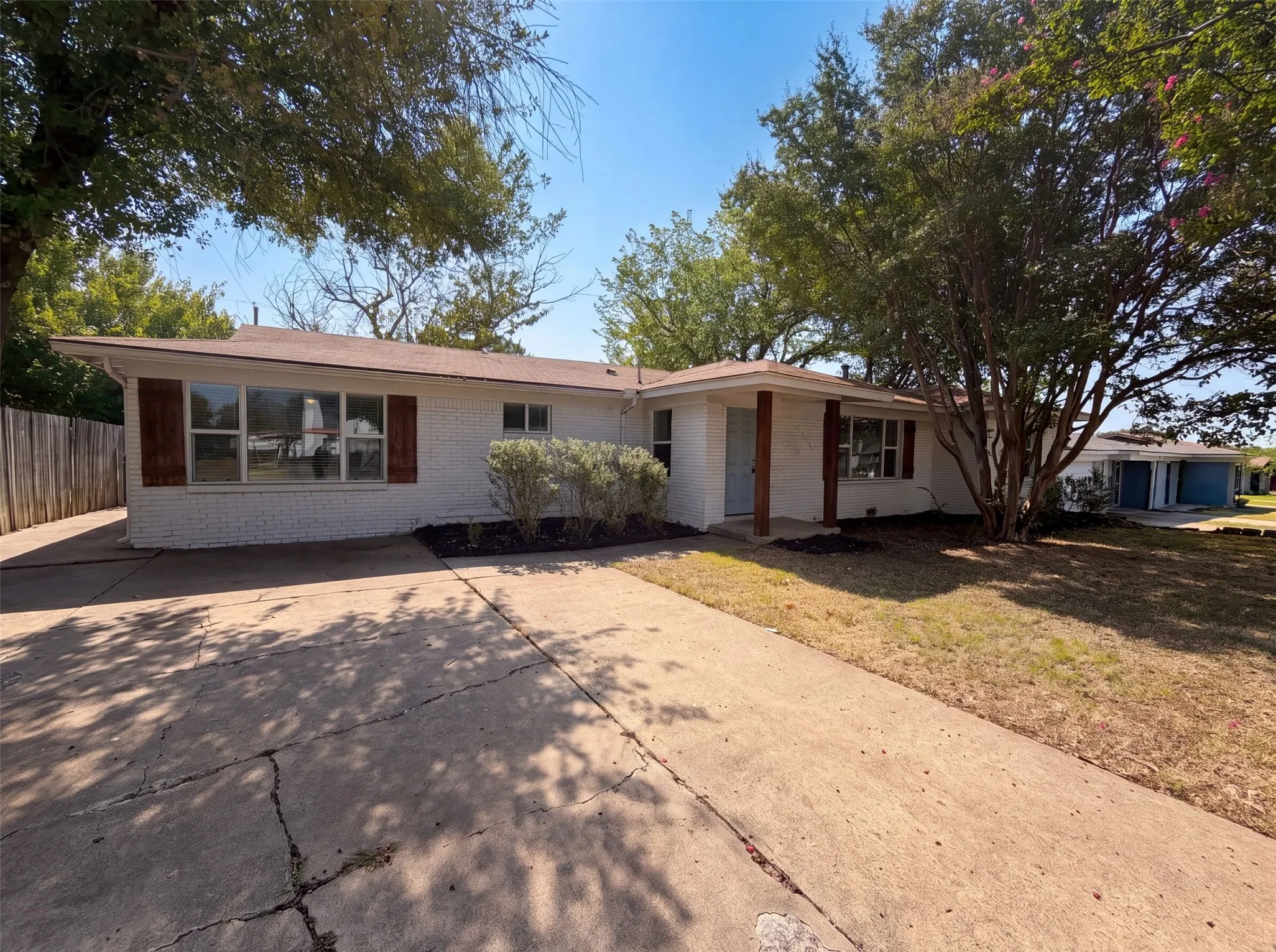 Single Family Residence For Sale in Tarrant County , 832 Central Drive, Bedford, Texas 76022, 3 Bedroom, 2 Bathroom, Garage spaces, 1,673 Sqft, built in 1956, mls#21353122, Real Estate Agent in Bedford, Homes For Sale in Tarrant county, Homes For Sale in Bedford, Realtor in Bedford Texas, Real Estate Brokerage Independent Realty Texas, Luminita Cordes Realtor