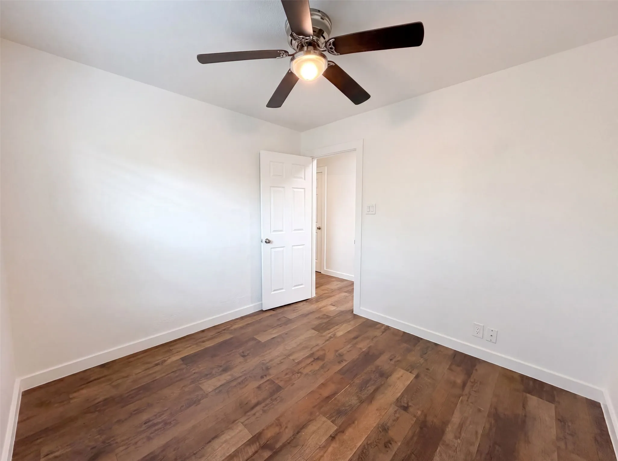 Single Family Residence For Sale in Tarrant County , 832 Central Drive, Bedford, Texas 76022, 3 Bedroom, 2 Bathroom, Garage spaces, 1,673 Sqft, built in 1956, mls#21353122, Real Estate Agent in Bedford, Homes For Sale in Tarrant county, Homes For Sale in Bedford, Realtor in Bedford Texas, Real Estate Brokerage Independent Realty Texas, Luminita Cordes Realtor