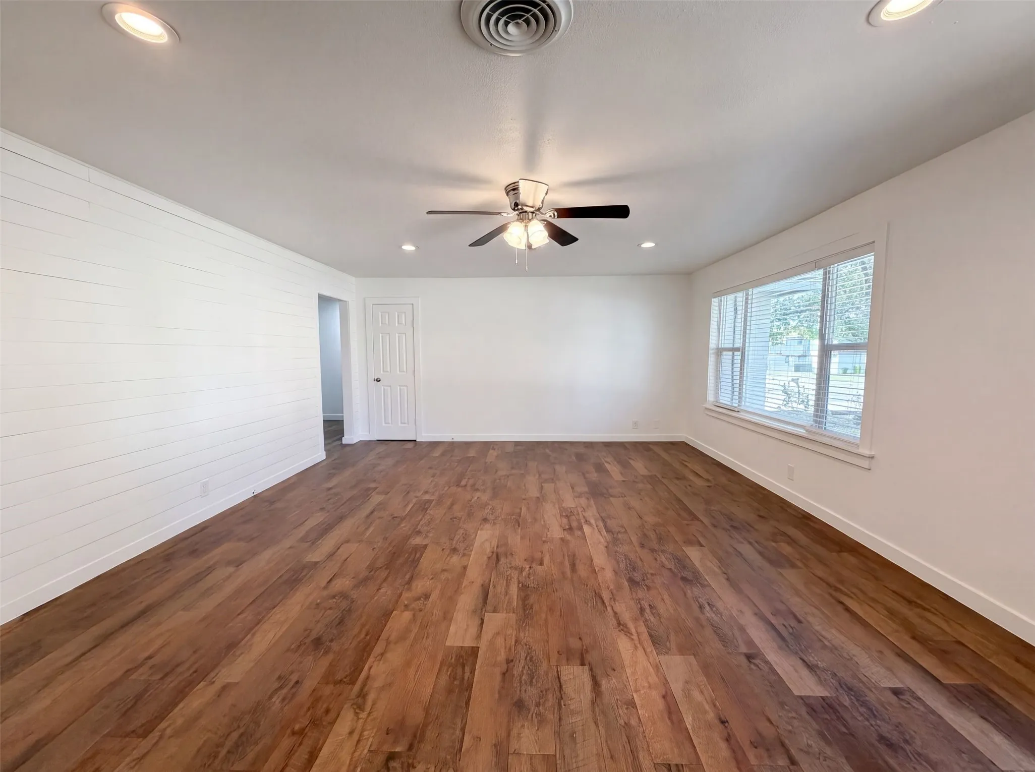 Single Family Residence For Sale in Tarrant County , 832 Central Drive, Bedford, Texas 76022, 3 Bedroom, 2 Bathroom, Garage spaces, 1,673 Sqft, built in 1956, mls#21353122, Real Estate Agent in Bedford, Homes For Sale in Tarrant county, Homes For Sale in Bedford, Realtor in Bedford Texas, Real Estate Brokerage Independent Realty Texas, Luminita Cordes Realtor