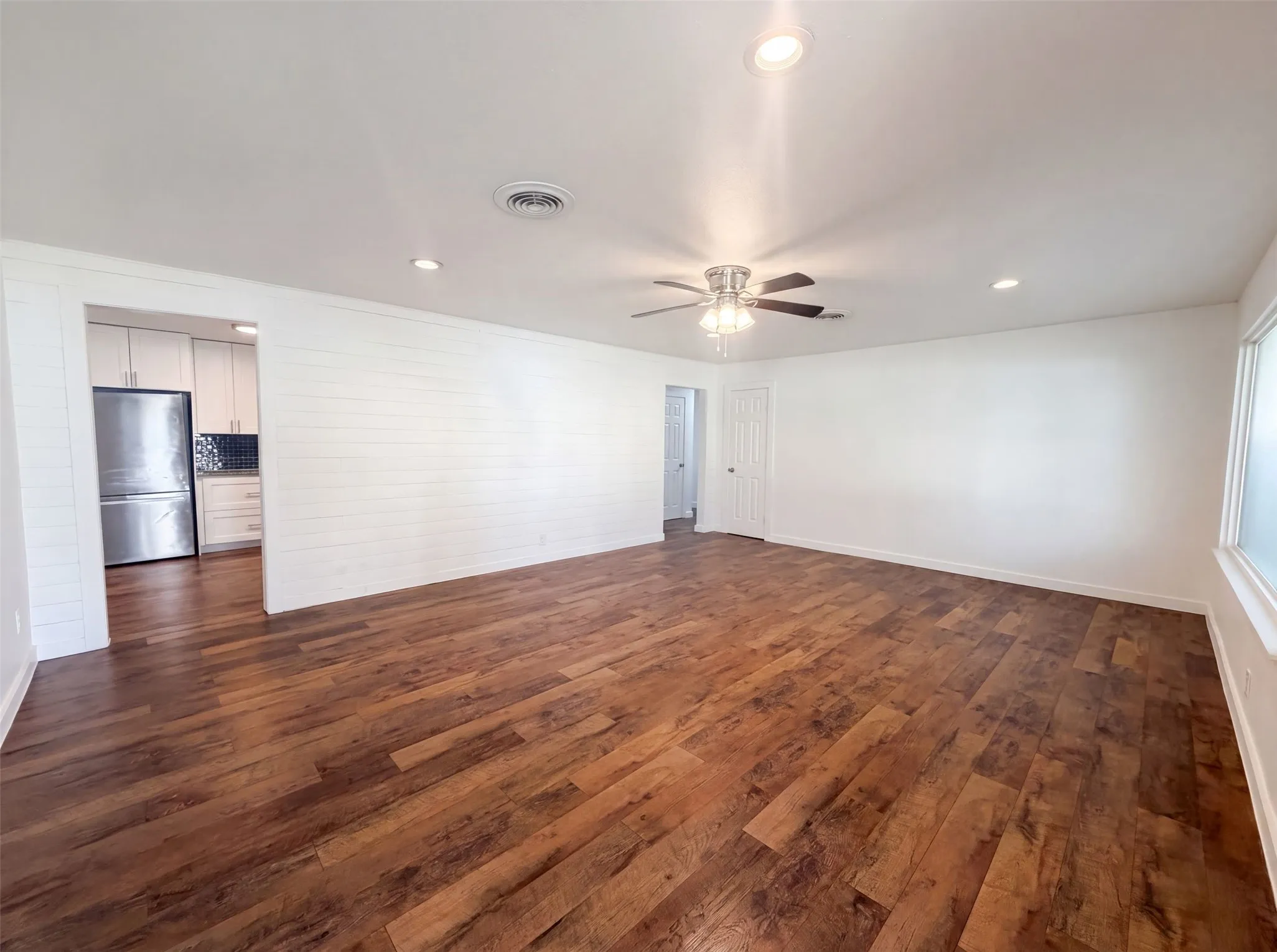 Single Family Residence For Sale in Tarrant County , 832 Central Drive, Bedford, Texas 76022, 3 Bedroom, 2 Bathroom, Garage spaces, 1,673 Sqft, built in 1956, mls#21353122, Real Estate Agent in Bedford, Homes For Sale in Tarrant county, Homes For Sale in Bedford, Realtor in Bedford Texas, Real Estate Brokerage Independent Realty Texas, Luminita Cordes Realtor
