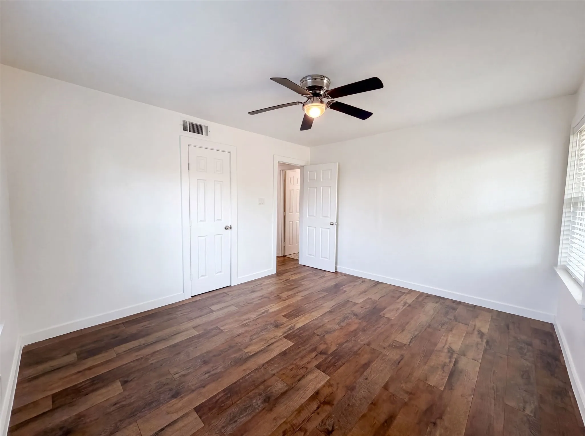 Single Family Residence For Sale in Tarrant County , 832 Central Drive, Bedford, Texas 76022, 3 Bedroom, 2 Bathroom, Garage spaces, 1,673 Sqft, built in 1956, mls#21353122, Real Estate Agent in Bedford, Homes For Sale in Tarrant county, Homes For Sale in Bedford, Realtor in Bedford Texas, Real Estate Brokerage Independent Realty Texas, Luminita Cordes Realtor