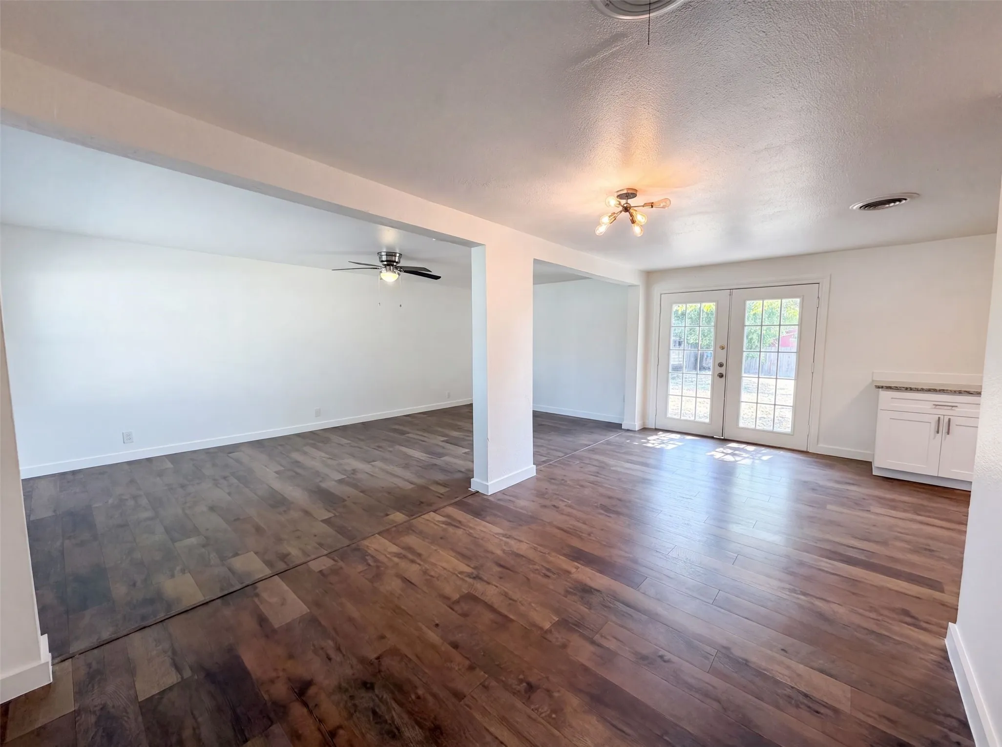 Single Family Residence For Sale in Tarrant County , 832 Central Drive, Bedford, Texas 76022, 3 Bedroom, 2 Bathroom, Garage spaces, 1,673 Sqft, built in 1956, mls#21353122, Real Estate Agent in Bedford, Homes For Sale in Tarrant county, Homes For Sale in Bedford, Realtor in Bedford Texas, Real Estate Brokerage Independent Realty Texas, Luminita Cordes Realtor