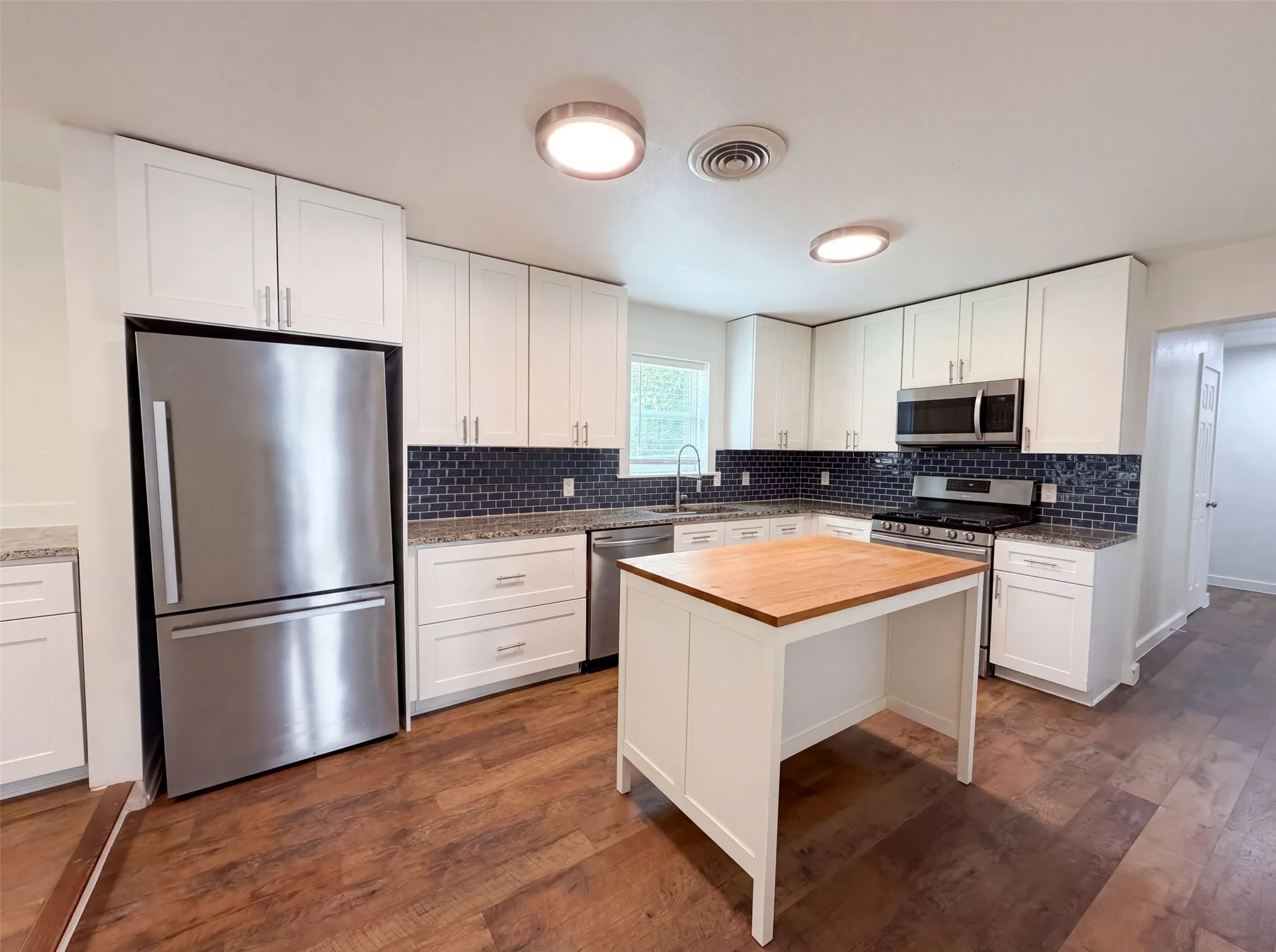 Single Family Residence For Sale in Tarrant County , 832 Central Drive, Bedford, Texas 76022, 3 Bedroom, 2 Bathroom, Garage spaces, 1,673 Sqft, built in 1956, mls#21353122, Real Estate Agent in Bedford, Homes For Sale in Tarrant county, Homes For Sale in Bedford, Realtor in Bedford Texas, Real Estate Brokerage Independent Realty Texas, Luminita Cordes Realtor
