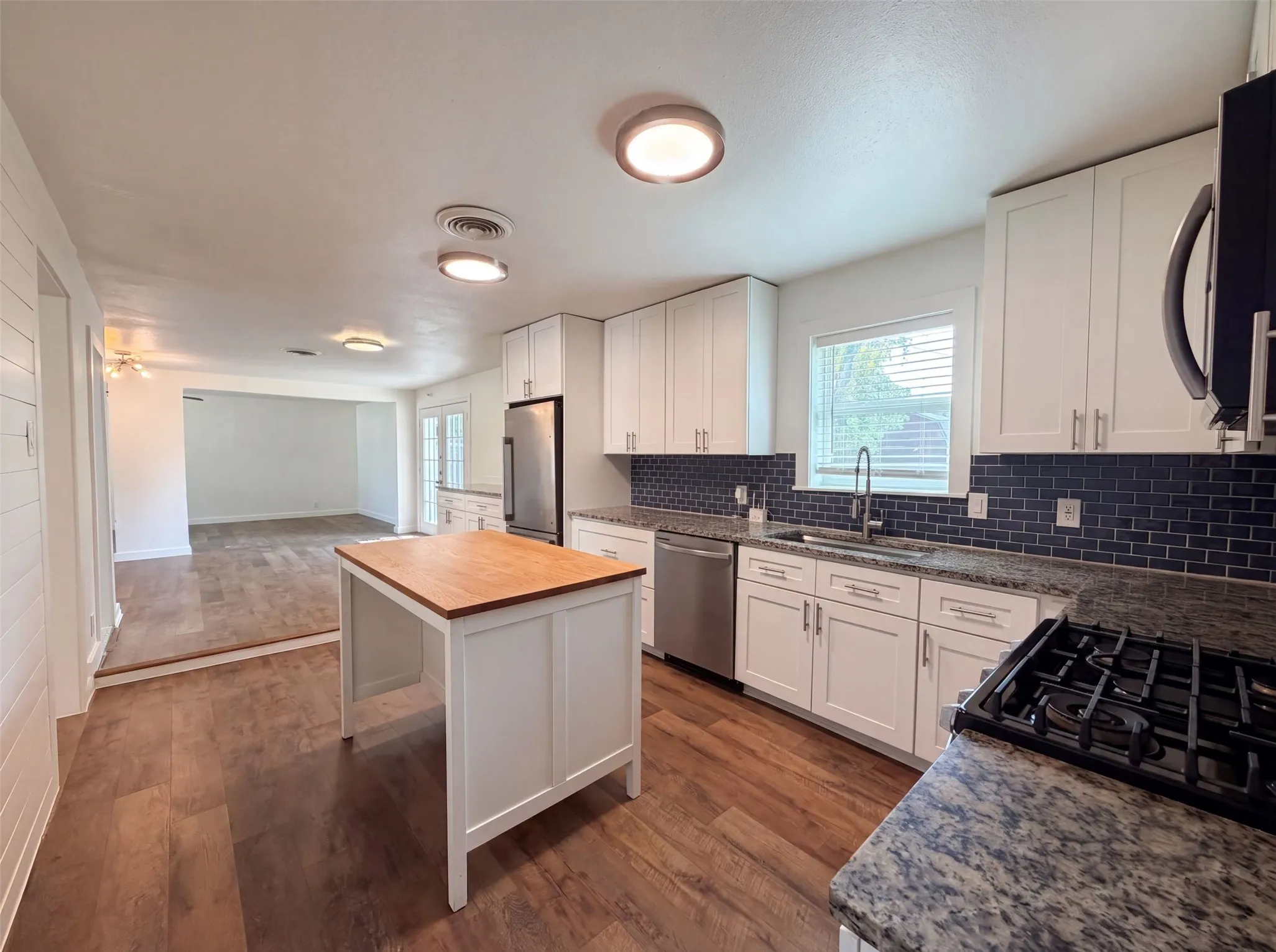 Single Family Residence For Sale in Tarrant County , 832 Central Drive, Bedford, Texas 76022, 3 Bedroom, 2 Bathroom, Garage spaces, 1,673 Sqft, built in 1956, mls#21353122, Real Estate Agent in Bedford, Homes For Sale in Tarrant county, Homes For Sale in Bedford, Realtor in Bedford Texas, Real Estate Brokerage Independent Realty Texas, Luminita Cordes Realtor