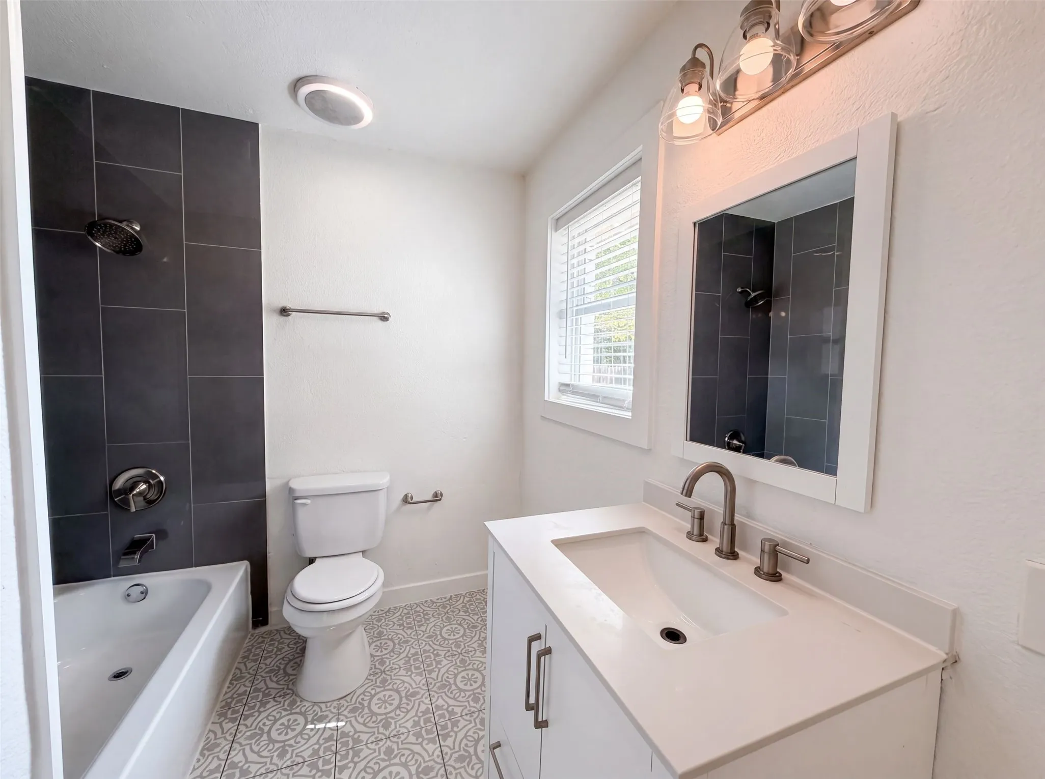 Single Family Residence For Sale in Tarrant County , 832 Central Drive, Bedford, Texas 76022, 3 Bedroom, 2 Bathroom, Garage spaces, 1,673 Sqft, built in 1956, mls#21353122, Real Estate Agent in Bedford, Homes For Sale in Tarrant county, Homes For Sale in Bedford, Realtor in Bedford Texas, Real Estate Brokerage Independent Realty Texas, Luminita Cordes Realtor