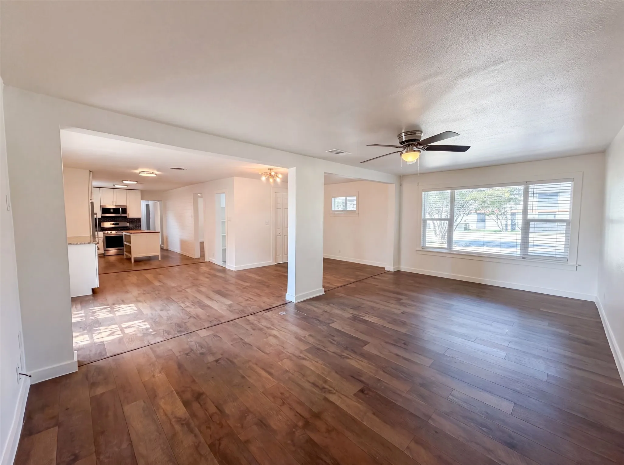 Single Family Residence For Sale in Tarrant County , 832 Central Drive, Bedford, Texas 76022, 3 Bedroom, 2 Bathroom, Garage spaces, 1,673 Sqft, built in 1956, mls#21353122, Real Estate Agent in Bedford, Homes For Sale in Tarrant county, Homes For Sale in Bedford, Realtor in Bedford Texas, Real Estate Brokerage Independent Realty Texas, Luminita Cordes Realtor