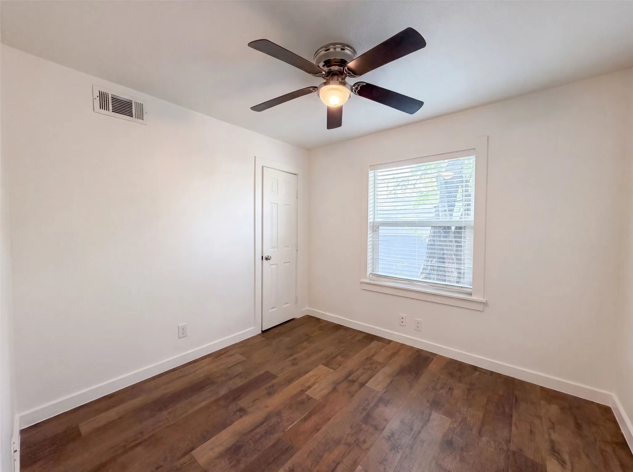 Single Family Residence For Sale in Tarrant County , 832 Central Drive, Bedford, Texas 76022, 3 Bedroom, 2 Bathroom, Garage spaces, 1,673 Sqft, built in 1956, mls#21353122, Real Estate Agent in Bedford, Homes For Sale in Tarrant county, Homes For Sale in Bedford, Realtor in Bedford Texas, Real Estate Brokerage Independent Realty Texas, Luminita Cordes Realtor