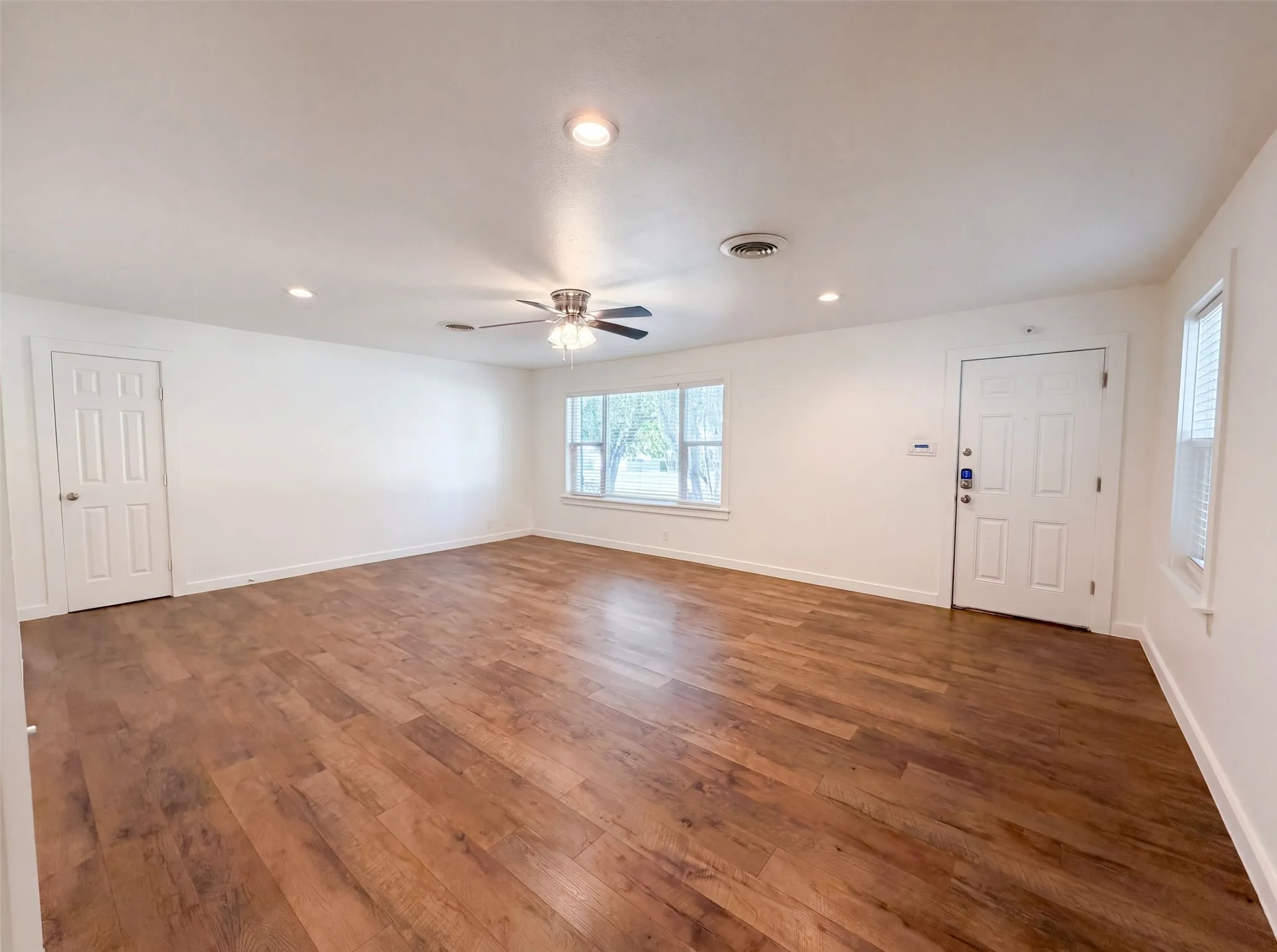 Single Family Residence For Sale in Tarrant County , 832 Central Drive, Bedford, Texas 76022, 3 Bedroom, 2 Bathroom, Garage spaces, 1,673 Sqft, built in 1956, mls#21353122, Real Estate Agent in Bedford, Homes For Sale in Tarrant county, Homes For Sale in Bedford, Realtor in Bedford Texas, Real Estate Brokerage Independent Realty Texas, Luminita Cordes Realtor