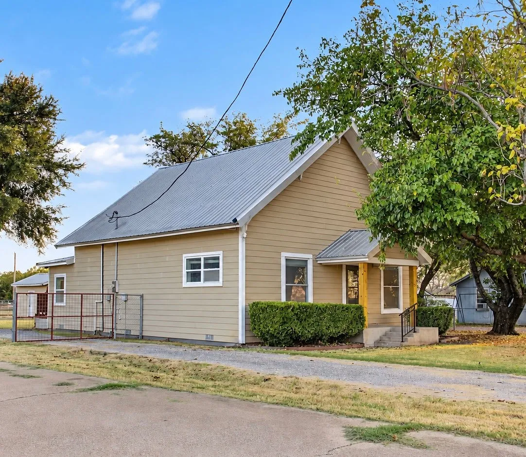 Single Family Residence For Sale in Denton County , 1009 W 7th Street, Justin, Texas 76247, 3 Bedroom, 2 Bathroom, Garage spaces, 1,708 Sqft, built in 1967, mls#21344228, Real Estate Agent in Justin, Homes For Sale in Denton county, Homes For Sale in Justin, Realtor in Justin Texas, Real Estate Brokerage Independent Realty Texas, Luminita Cordes Realtor