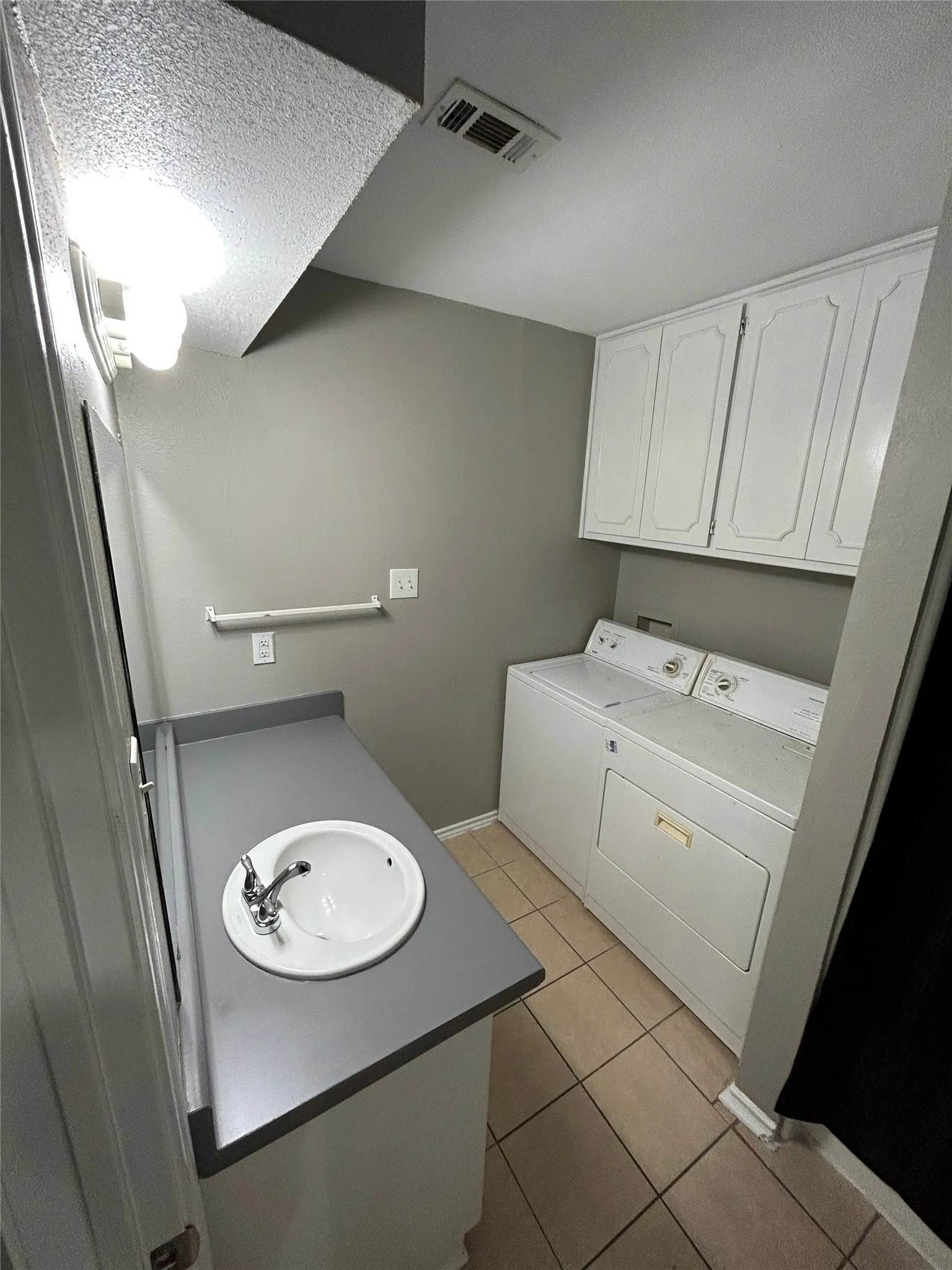 Duplex For Rent in Tarrant County , 404 Jordan Lane, Arlington, Texas 76012, 0, 1 Bathroom, Garage spaces, 989 Sqft, built in 1980, mls#21353130, Real Estate Agent in Arlington, Homes For Rent in Tarrant county, Homes For Rent in Arlington, Realtor in Arlington Texas, Real Estate Brokerage Independent Realty Texas, Luminita Cordes Realtor