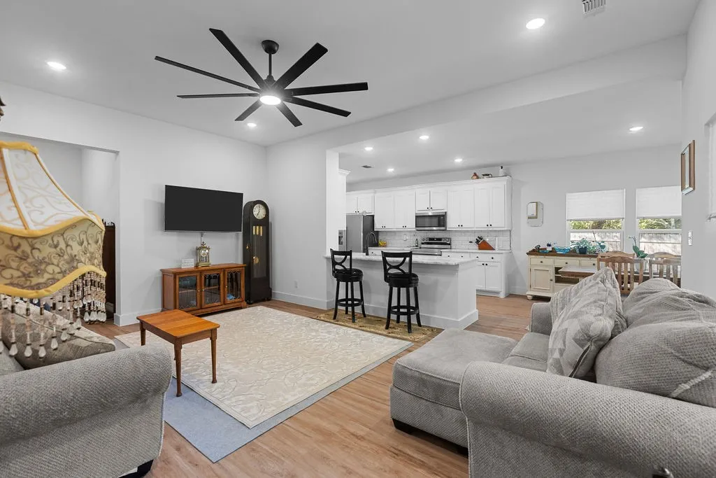 Single Family Residence For Sale in Grayson County , 201 W South Street, Whitesboro, Texas 76273, 3 Bedroom, 2 Bathroom, 2 Garage spaces, 1,618 Sqft, built in 2023, mls#21353108, Real Estate Agent in Whitesboro, Homes For Sale in Grayson county, Homes For Sale in Whitesboro, Realtor in Whitesboro Texas, Real Estate Brokerage Independent Realty Texas, Luminita Cordes Realtor