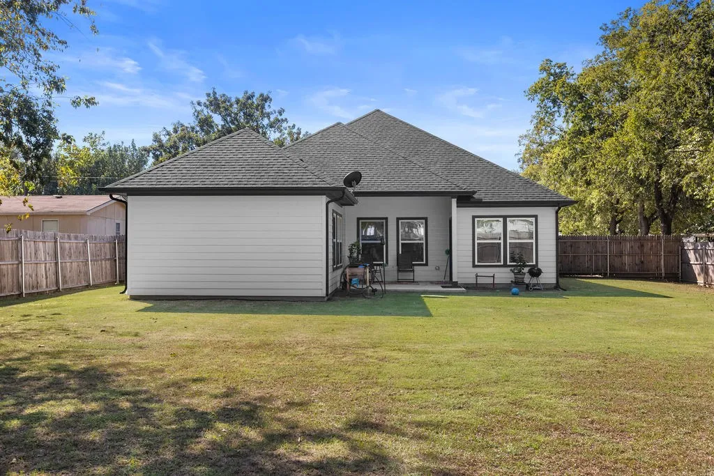 Single Family Residence For Sale in Grayson County , 201 W South Street, Whitesboro, Texas 76273, 3 Bedroom, 2 Bathroom, 2 Garage spaces, 1,618 Sqft, built in 2023, mls#21353108, Real Estate Agent in Whitesboro, Homes For Sale in Grayson county, Homes For Sale in Whitesboro, Realtor in Whitesboro Texas, Real Estate Brokerage Independent Realty Texas, Luminita Cordes Realtor