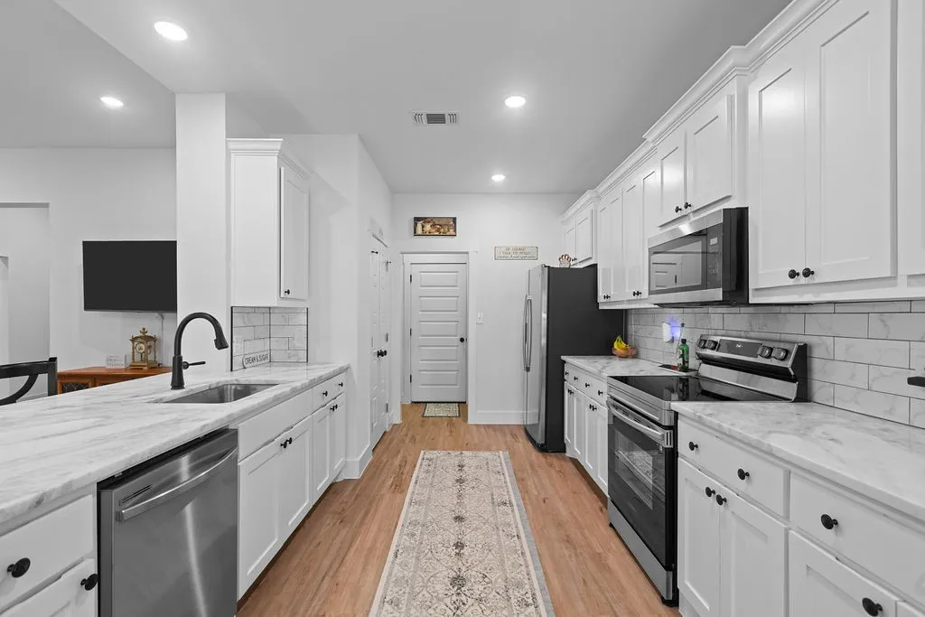 Single Family Residence For Sale in Grayson County , 201 W South Street, Whitesboro, Texas 76273, 3 Bedroom, 2 Bathroom, 2 Garage spaces, 1,618 Sqft, built in 2023, mls#21353108, Real Estate Agent in Whitesboro, Homes For Sale in Grayson county, Homes For Sale in Whitesboro, Realtor in Whitesboro Texas, Real Estate Brokerage Independent Realty Texas, Luminita Cordes Realtor