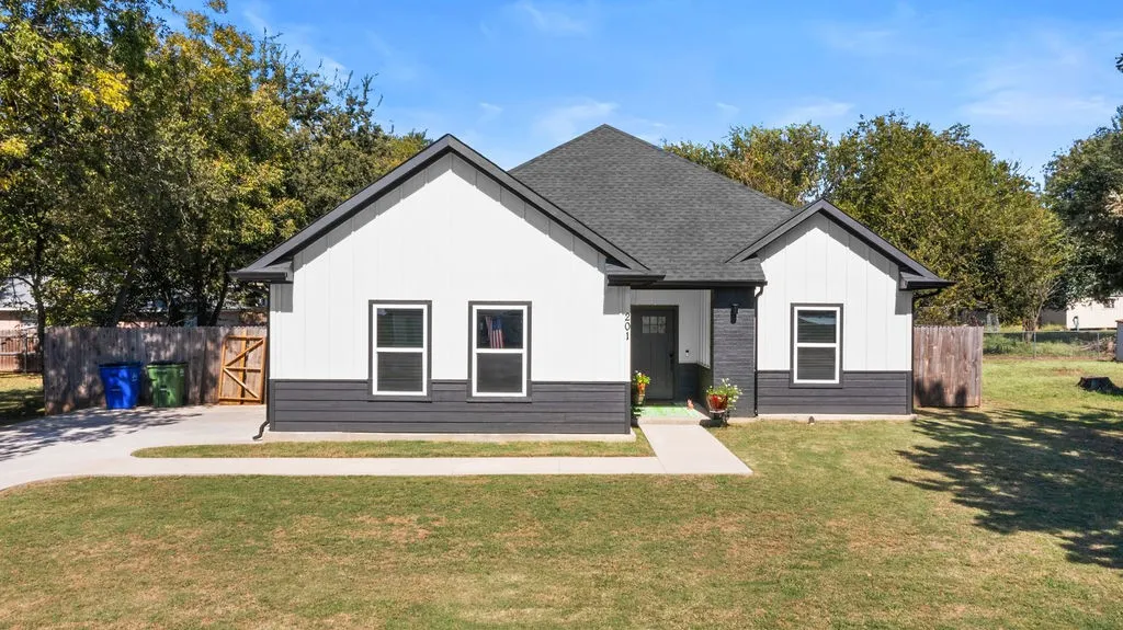 Single Family Residence For Sale in Grayson County , 201 W South Street, Whitesboro, Texas 76273, 3 Bedroom, 2 Bathroom, 2 Garage spaces, 1,618 Sqft, built in 2023, mls#21353108, Real Estate Agent in Whitesboro, Homes For Sale in Grayson county, Homes For Sale in Whitesboro, Realtor in Whitesboro Texas, Real Estate Brokerage Independent Realty Texas, Luminita Cordes Realtor