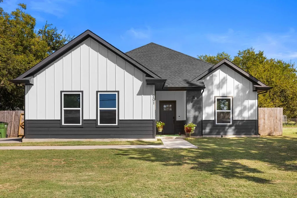 Single Family Residence For Sale in Grayson County , 201 W South Street, Whitesboro, Texas 76273, 3 Bedroom, 2 Bathroom, 2 Garage spaces, 1,618 Sqft, built in 2023, mls#21353108, Real Estate Agent in Whitesboro, Homes For Sale in Grayson county, Homes For Sale in Whitesboro, Realtor in Whitesboro Texas, Real Estate Brokerage Independent Realty Texas, Luminita Cordes Realtor