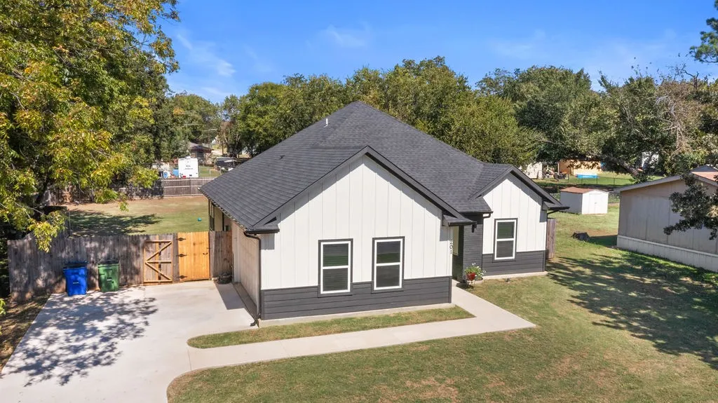Single Family Residence For Sale in Grayson County , 201 W South Street, Whitesboro, Texas 76273, 3 Bedroom, 2 Bathroom, 2 Garage spaces, 1,618 Sqft, built in 2023, mls#21353108, Real Estate Agent in Whitesboro, Homes For Sale in Grayson county, Homes For Sale in Whitesboro, Realtor in Whitesboro Texas, Real Estate Brokerage Independent Realty Texas, Luminita Cordes Realtor