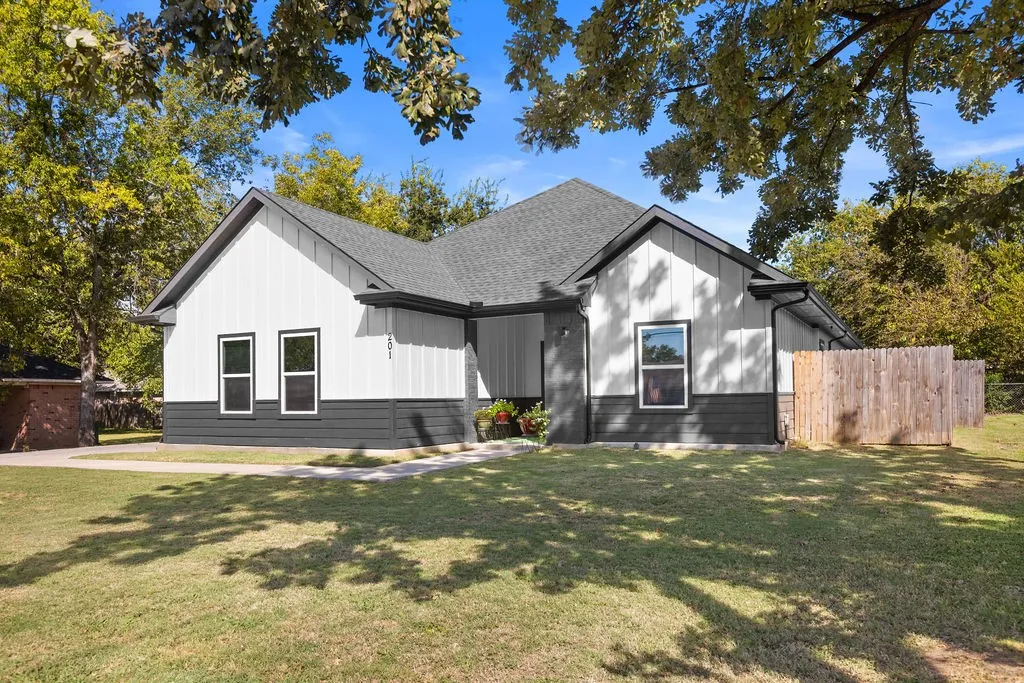 Single Family Residence For Sale in Grayson County , 201 W South Street, Whitesboro, Texas 76273, 3 Bedroom, 2 Bathroom, 2 Garage spaces, 1,618 Sqft, built in 2023, mls#21353108, Real Estate Agent in Whitesboro, Homes For Sale in Grayson county, Homes For Sale in Whitesboro, Realtor in Whitesboro Texas, Real Estate Brokerage Independent Realty Texas, Luminita Cordes Realtor