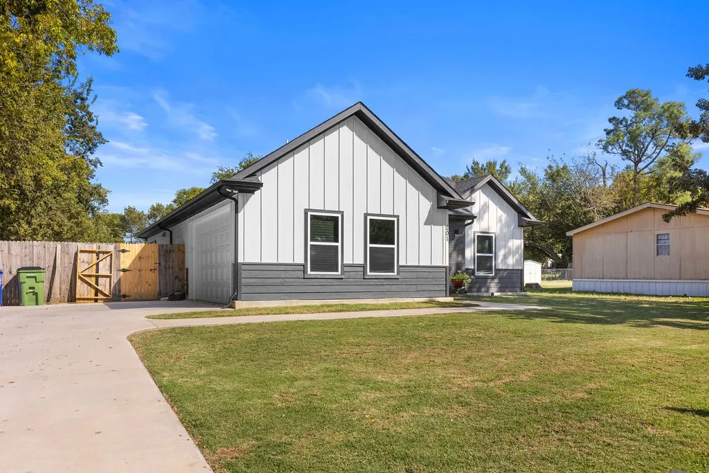 Single Family Residence For Sale in Grayson County , 201 W South Street, Whitesboro, Texas 76273, 3 Bedroom, 2 Bathroom, 2 Garage spaces, 1,618 Sqft, built in 2023, mls#21353108, Real Estate Agent in Whitesboro, Homes For Sale in Grayson county, Homes For Sale in Whitesboro, Realtor in Whitesboro Texas, Real Estate Brokerage Independent Realty Texas, Luminita Cordes Realtor