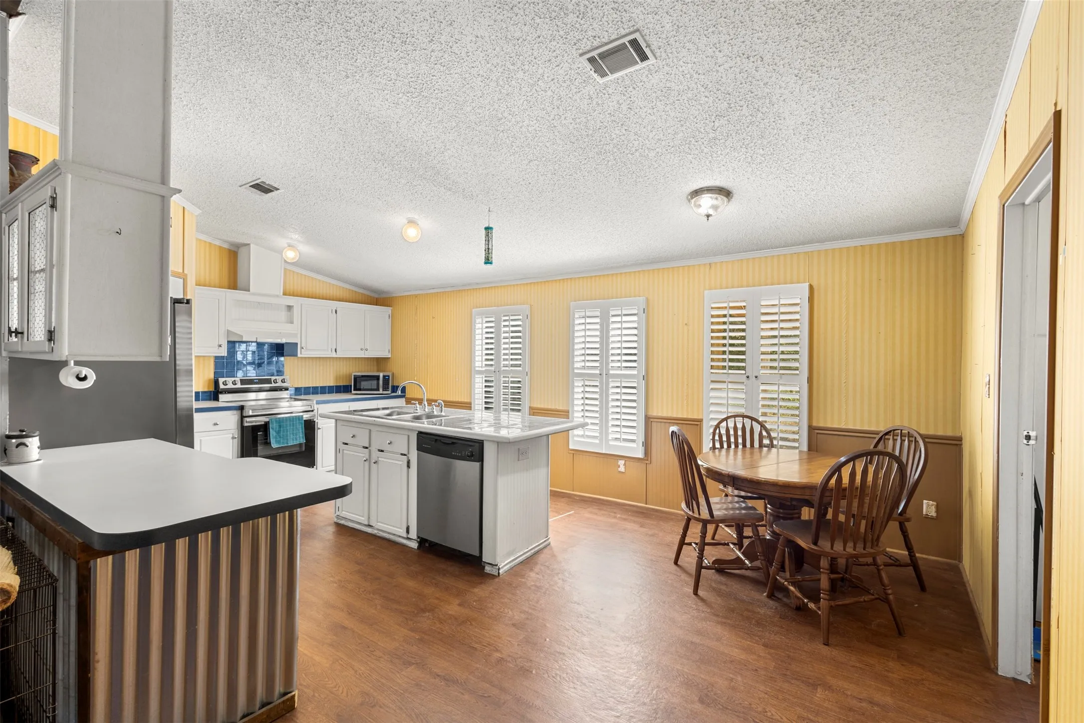 Mobile Home For Sale in Johnson County , 7821 Fm 3136, Alvarado, Texas 76009, 3 Bedroom, 2 Bathroom, Garage spaces, 1,420 Sqft, built in 1999, mls#21332661, Real Estate Agent in Alvarado, Homes For Sale in Johnson county, Homes For Sale in Alvarado, Realtor in Alvarado Texas, Real Estate Brokerage Independent Realty Texas, Luminita Cordes Realtor