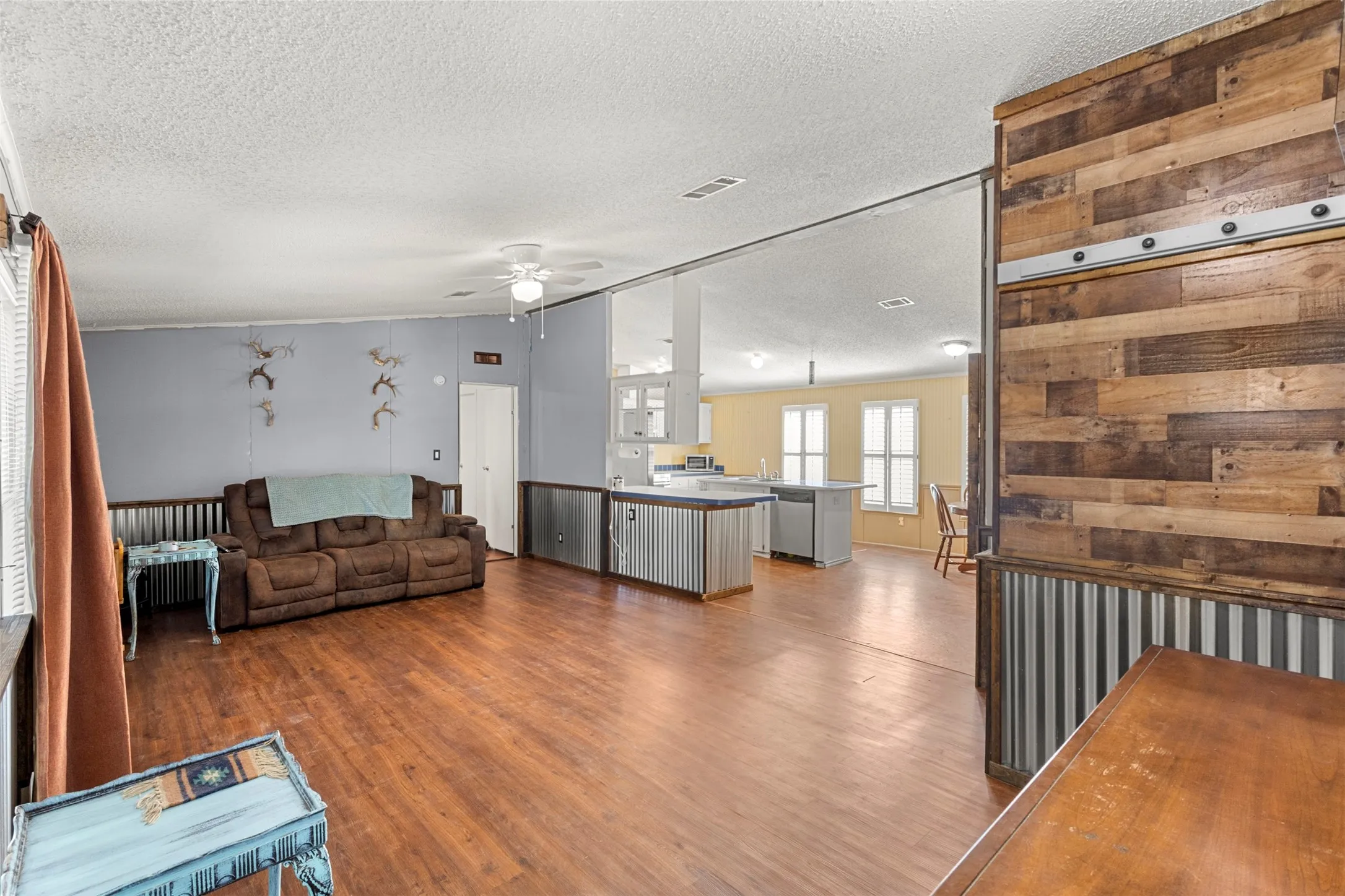 Mobile Home For Sale in Johnson County , 7821 Fm 3136, Alvarado, Texas 76009, 3 Bedroom, 2 Bathroom, Garage spaces, 1,420 Sqft, built in 1999, mls#21332661, Real Estate Agent in Alvarado, Homes For Sale in Johnson county, Homes For Sale in Alvarado, Realtor in Alvarado Texas, Real Estate Brokerage Independent Realty Texas, Luminita Cordes Realtor