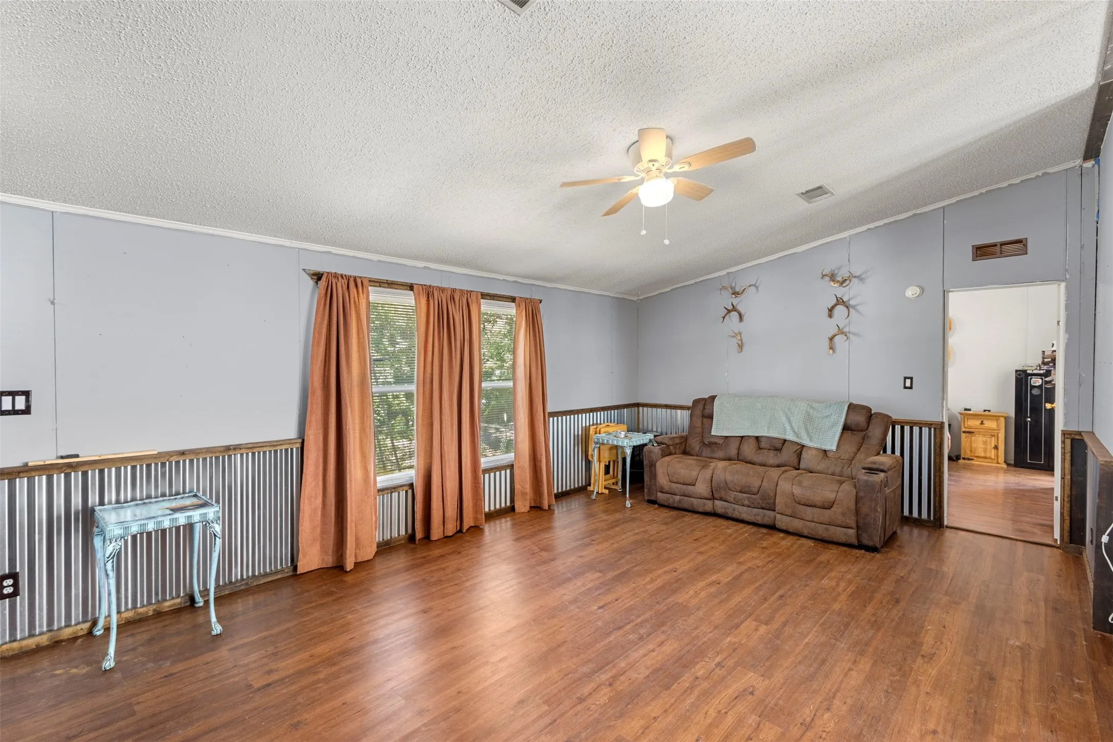 Mobile Home For Sale in Johnson County , 7821 Fm 3136, Alvarado, Texas 76009, 3 Bedroom, 2 Bathroom, Garage spaces, 1,420 Sqft, built in 1999, mls#21332661, Real Estate Agent in Alvarado, Homes For Sale in Johnson county, Homes For Sale in Alvarado, Realtor in Alvarado Texas, Real Estate Brokerage Independent Realty Texas, Luminita Cordes Realtor
