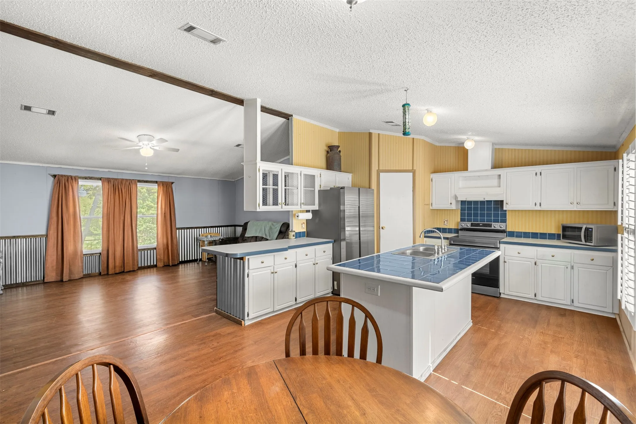 Mobile Home For Sale in Johnson County , 7821 Fm 3136, Alvarado, Texas 76009, 3 Bedroom, 2 Bathroom, Garage spaces, 1,420 Sqft, built in 1999, mls#21332661, Real Estate Agent in Alvarado, Homes For Sale in Johnson county, Homes For Sale in Alvarado, Realtor in Alvarado Texas, Real Estate Brokerage Independent Realty Texas, Luminita Cordes Realtor