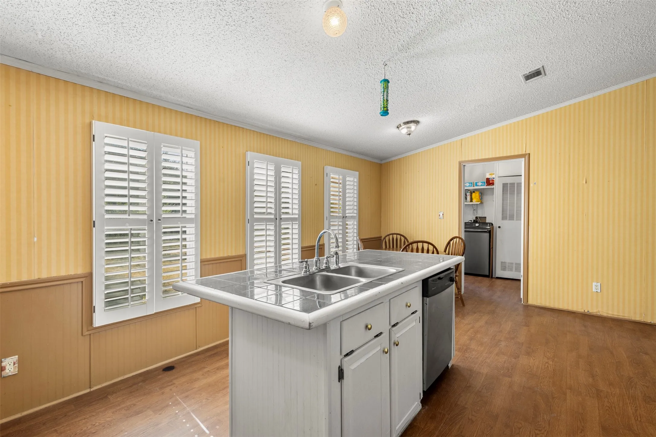Mobile Home For Sale in Johnson County , 7821 Fm 3136, Alvarado, Texas 76009, 3 Bedroom, 2 Bathroom, Garage spaces, 1,420 Sqft, built in 1999, mls#21332661, Real Estate Agent in Alvarado, Homes For Sale in Johnson county, Homes For Sale in Alvarado, Realtor in Alvarado Texas, Real Estate Brokerage Independent Realty Texas, Luminita Cordes Realtor