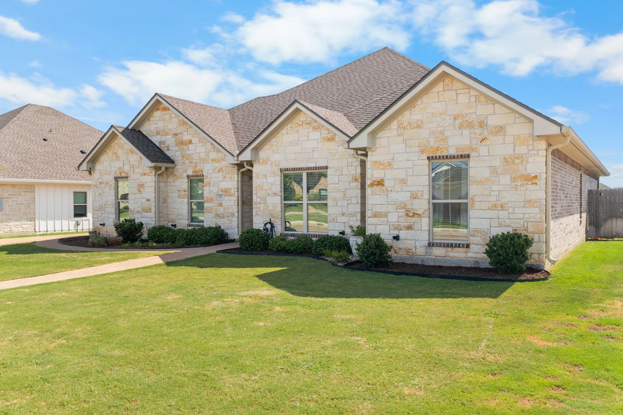 Single Family Residence For Sale in Mc Lennan County , 717 Wintergreen Drive, Hewitt, Texas 76643, 4 Bedroom, 2 Bathroom, 2 Garage spaces, 2,325 Sqft, built in 2020, mls#21352846, Real Estate Agent in Hewitt, Homes For Sale in Mc Lennan county, Homes For Sale in Hewitt, Realtor in Hewitt Texas, Real Estate Brokerage Independent Realty Texas, Luminita Cordes Realtor