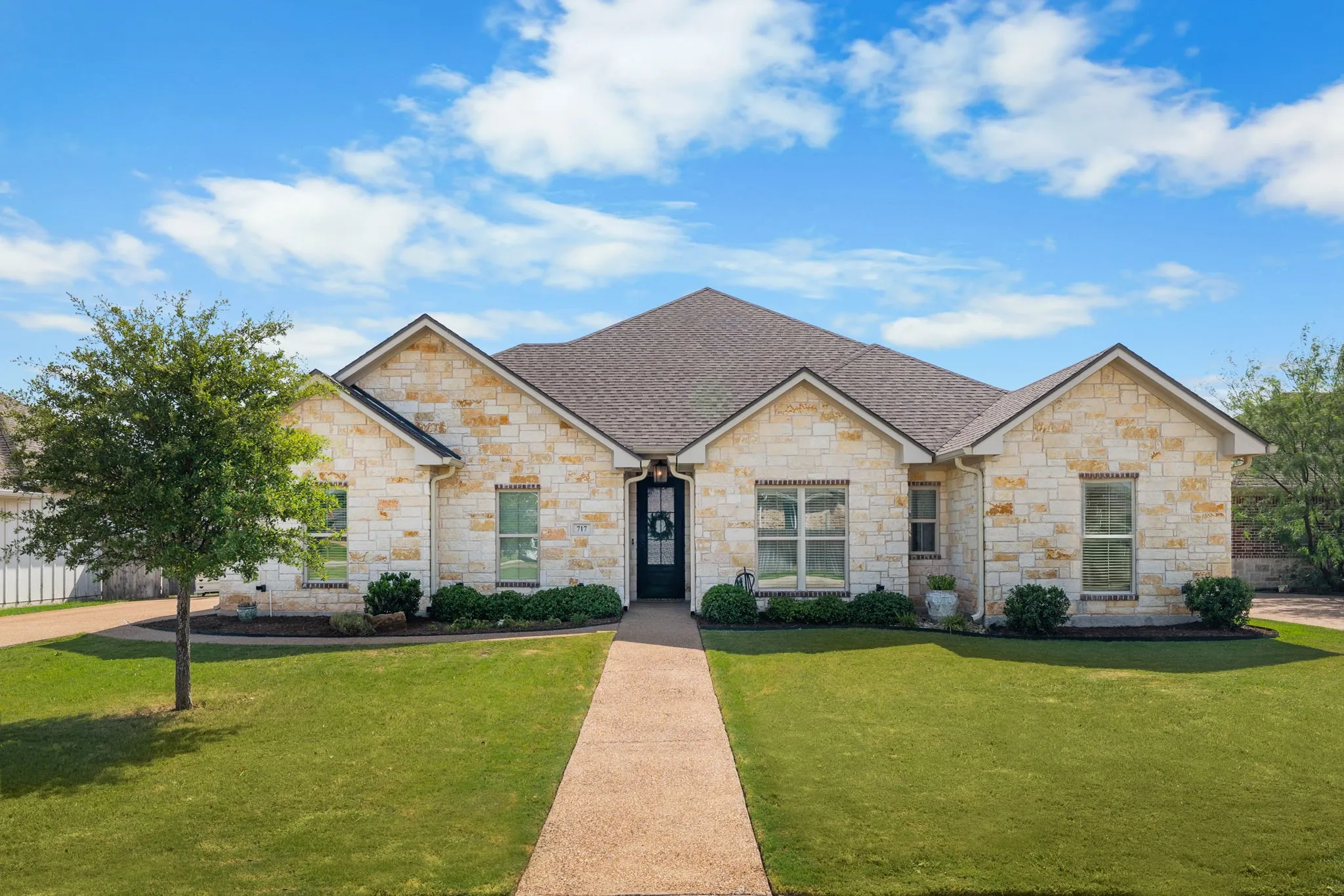 Single Family Residence For Sale in Mc Lennan County , 717 Wintergreen Drive, Hewitt, Texas 76643, 4 Bedroom, 2 Bathroom, 2 Garage spaces, 2,325 Sqft, built in 2020, mls#21352846, Real Estate Agent in Hewitt, Homes For Sale in Mc Lennan county, Homes For Sale in Hewitt, Realtor in Hewitt Texas, Real Estate Brokerage Independent Realty Texas, Luminita Cordes Realtor
