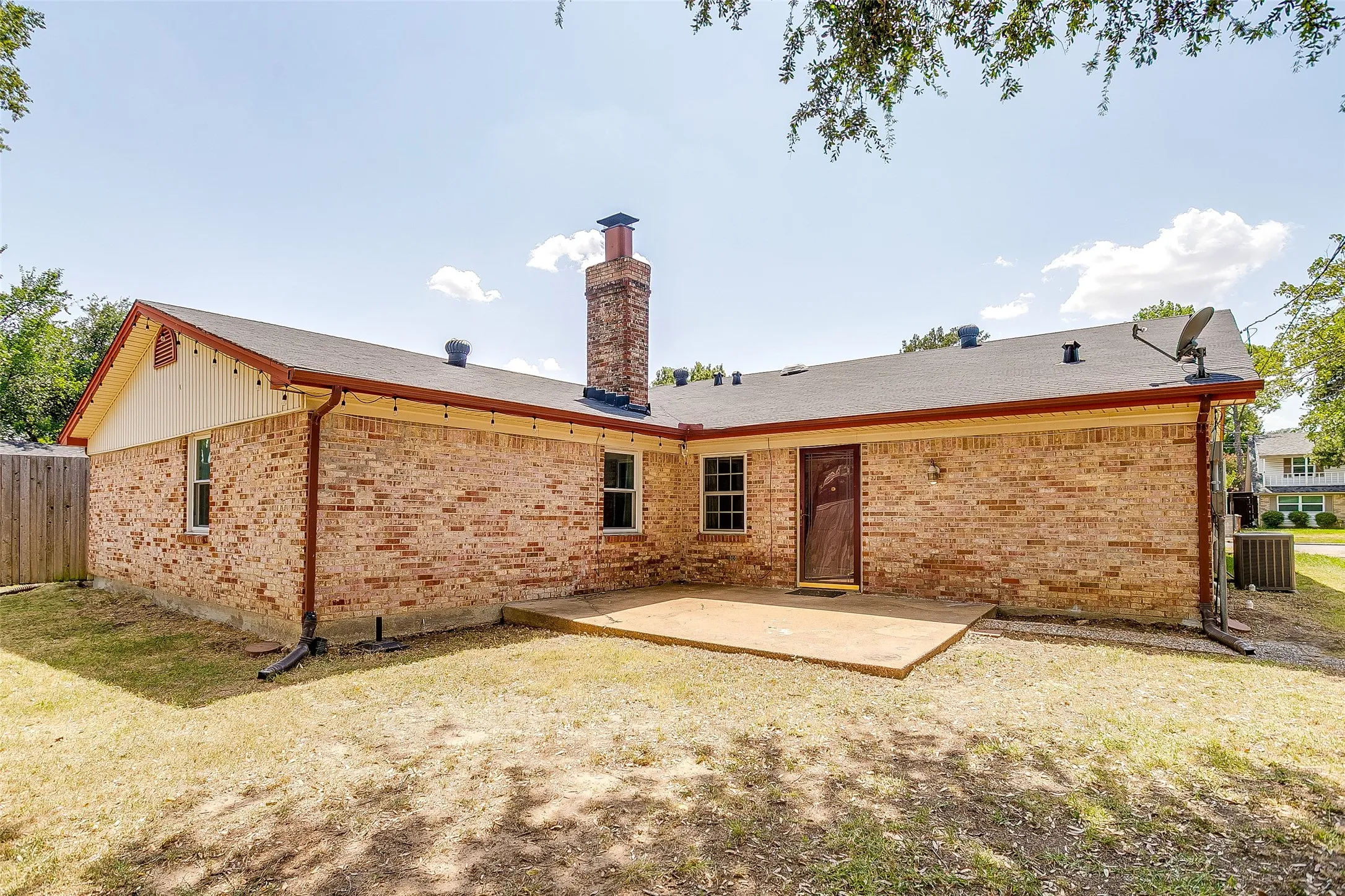 Single Family Residence For Sale in Dallas County , 2617 Magnolia Drive, Irving, Texas 75062, 4 Bedroom, 2 Bathroom, 2 Garage spaces, 2,318 Sqft, built in 1967, mls#21352412, Real Estate Agent in Irving, Homes For Sale in Dallas county, Homes For Sale in Irving, Realtor in Irving Texas, Real Estate Brokerage Independent Realty Texas, Luminita Cordes Realtor