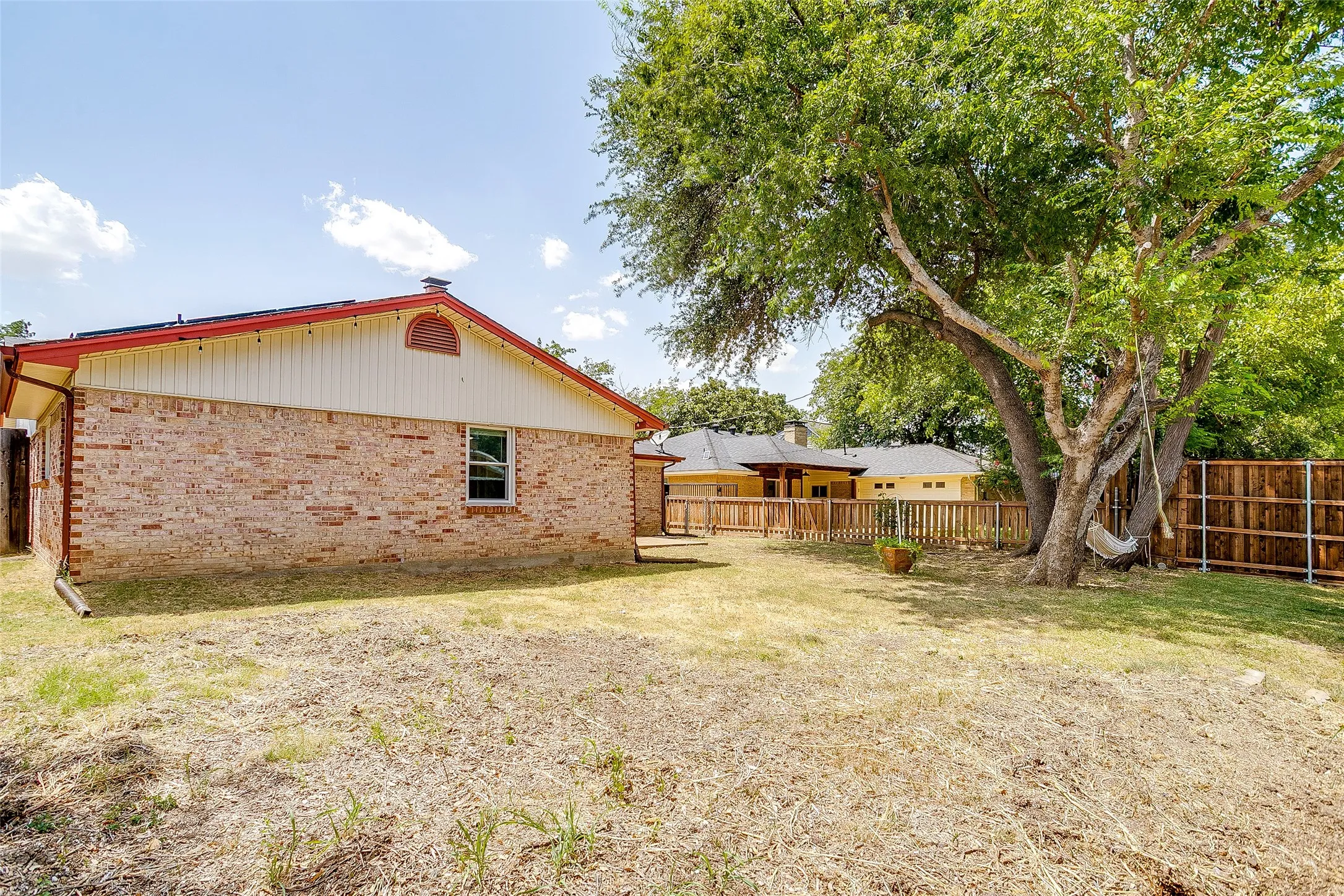 Single Family Residence For Sale in Dallas County , 2617 Magnolia Drive, Irving, Texas 75062, 4 Bedroom, 2 Bathroom, 2 Garage spaces, 2,318 Sqft, built in 1967, mls#21352412, Real Estate Agent in Irving, Homes For Sale in Dallas county, Homes For Sale in Irving, Realtor in Irving Texas, Real Estate Brokerage Independent Realty Texas, Luminita Cordes Realtor