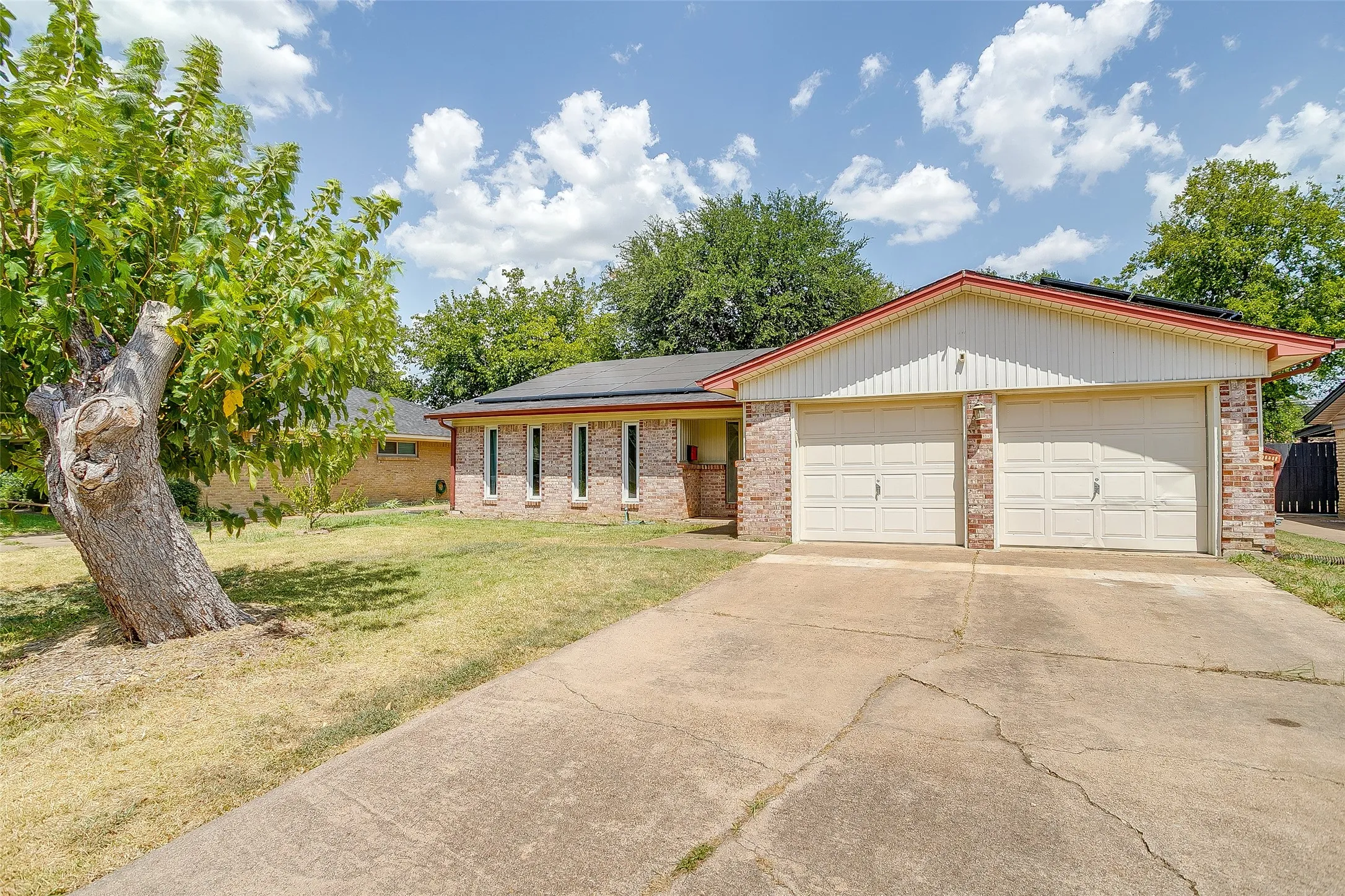 Single Family Residence For Sale in Dallas County , 2617 Magnolia Drive, Irving, Texas 75062, 4 Bedroom, 2 Bathroom, 2 Garage spaces, 2,318 Sqft, built in 1967, mls#21352412, Real Estate Agent in Irving, Homes For Sale in Dallas county, Homes For Sale in Irving, Realtor in Irving Texas, Real Estate Brokerage Independent Realty Texas, Luminita Cordes Realtor