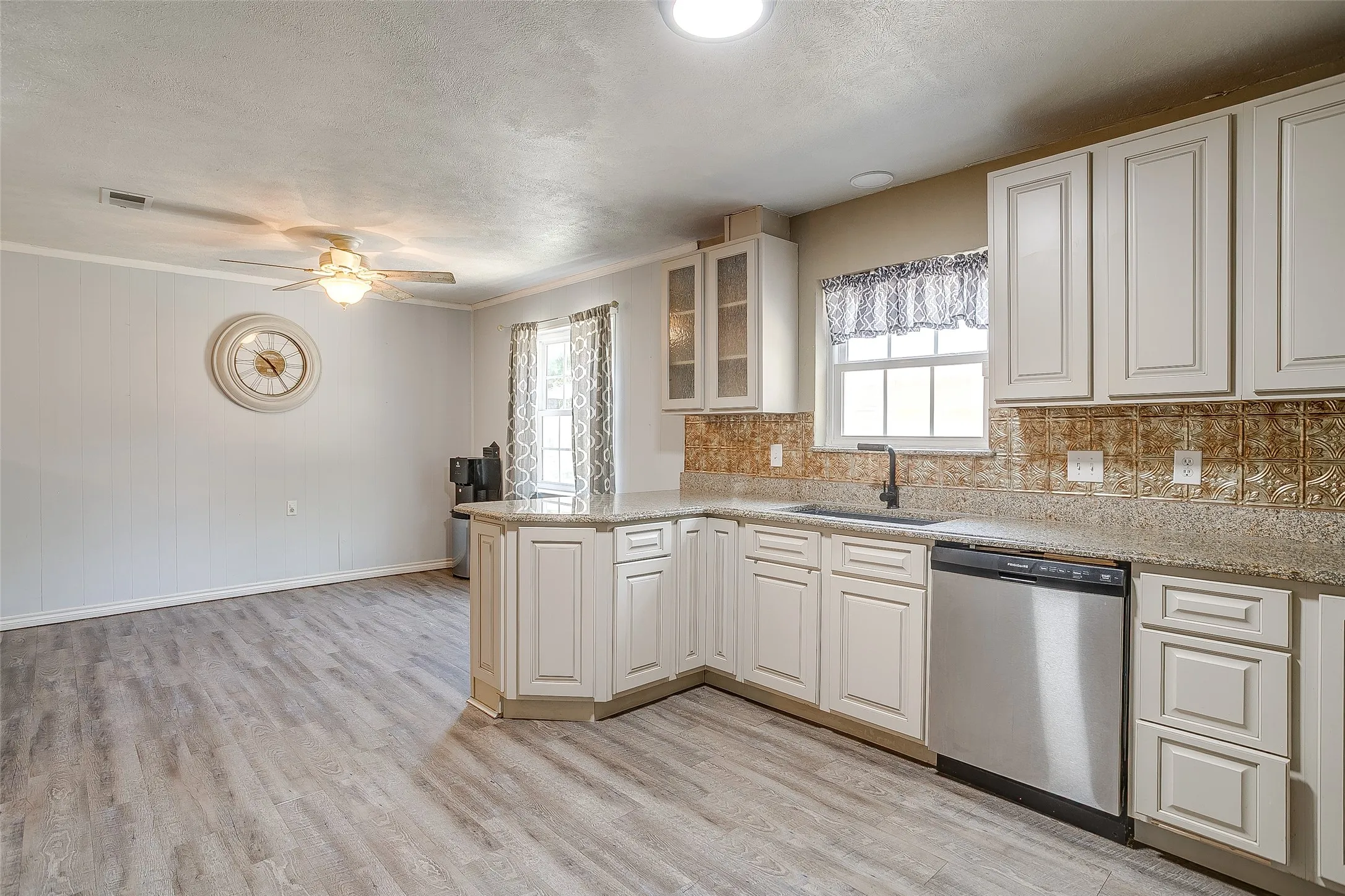 Single Family Residence For Sale in Dallas County , 2617 Magnolia Drive, Irving, Texas 75062, 4 Bedroom, 2 Bathroom, 2 Garage spaces, 2,318 Sqft, built in 1967, mls#21352412, Real Estate Agent in Irving, Homes For Sale in Dallas county, Homes For Sale in Irving, Realtor in Irving Texas, Real Estate Brokerage Independent Realty Texas, Luminita Cordes Realtor