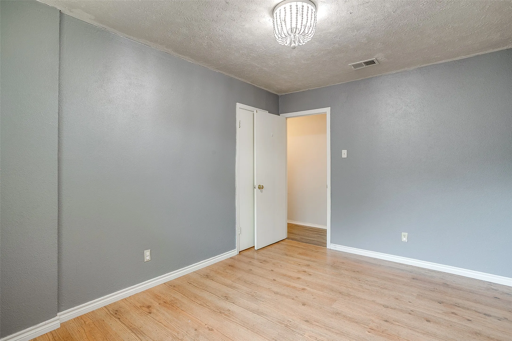 Single Family Residence For Sale in Dallas County , 2617 Magnolia Drive, Irving, Texas 75062, 4 Bedroom, 2 Bathroom, 2 Garage spaces, 2,318 Sqft, built in 1967, mls#21352412, Real Estate Agent in Irving, Homes For Sale in Dallas county, Homes For Sale in Irving, Realtor in Irving Texas, Real Estate Brokerage Independent Realty Texas, Luminita Cordes Realtor