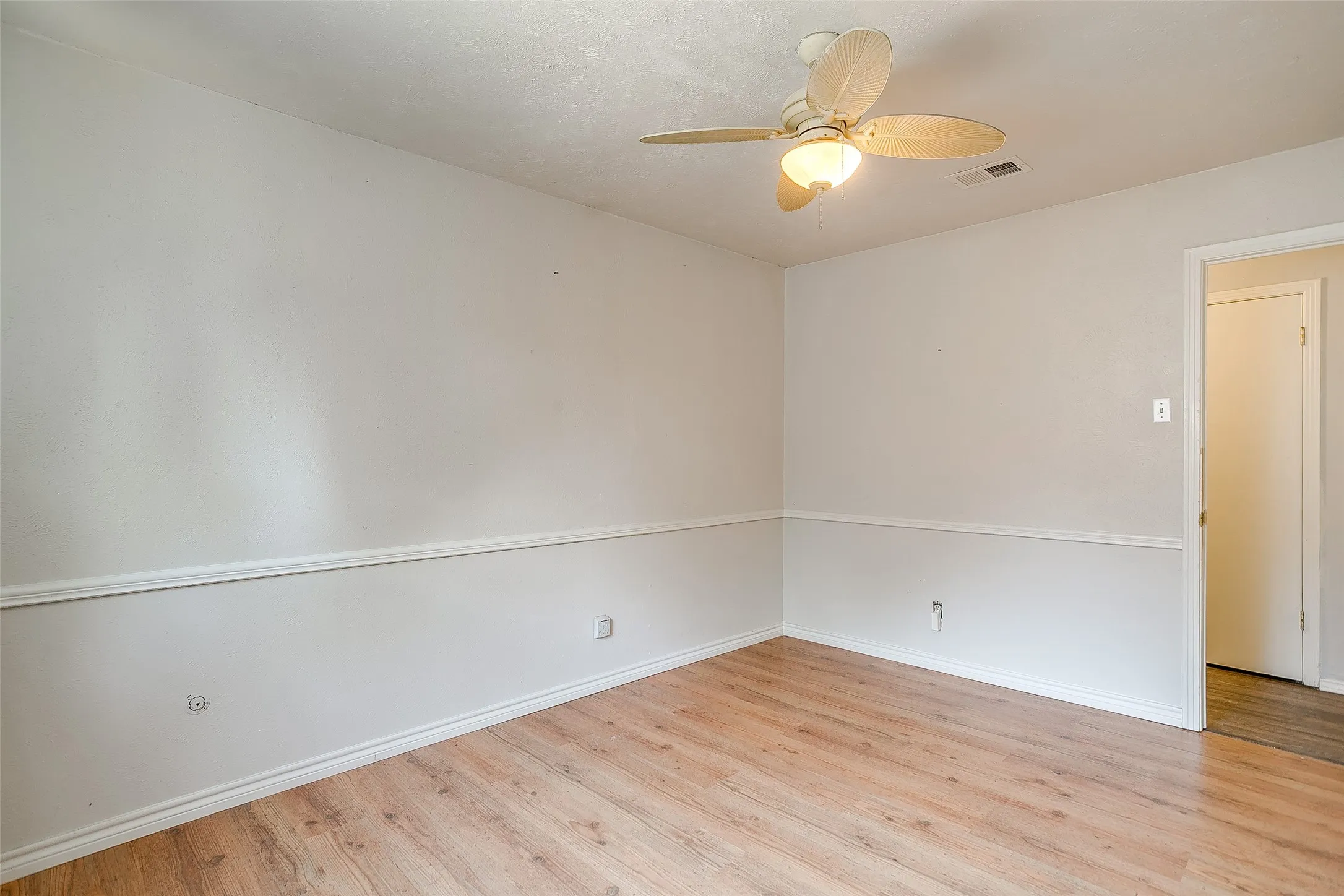 Single Family Residence For Sale in Dallas County , 2617 Magnolia Drive, Irving, Texas 75062, 4 Bedroom, 2 Bathroom, 2 Garage spaces, 2,318 Sqft, built in 1967, mls#21352412, Real Estate Agent in Irving, Homes For Sale in Dallas county, Homes For Sale in Irving, Realtor in Irving Texas, Real Estate Brokerage Independent Realty Texas, Luminita Cordes Realtor