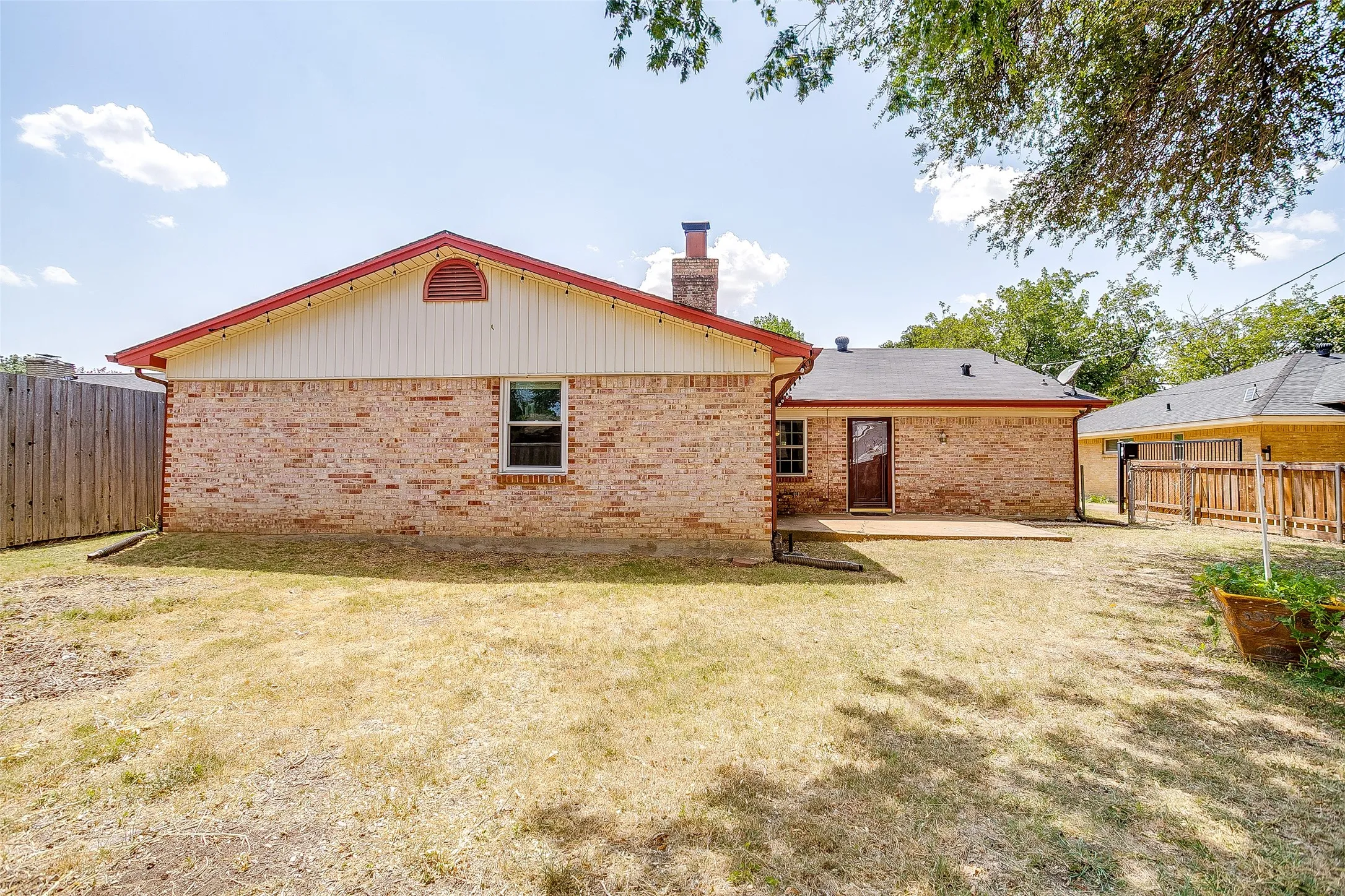 Single Family Residence For Sale in Dallas County , 2617 Magnolia Drive, Irving, Texas 75062, 4 Bedroom, 2 Bathroom, 2 Garage spaces, 2,318 Sqft, built in 1967, mls#21352412, Real Estate Agent in Irving, Homes For Sale in Dallas county, Homes For Sale in Irving, Realtor in Irving Texas, Real Estate Brokerage Independent Realty Texas, Luminita Cordes Realtor