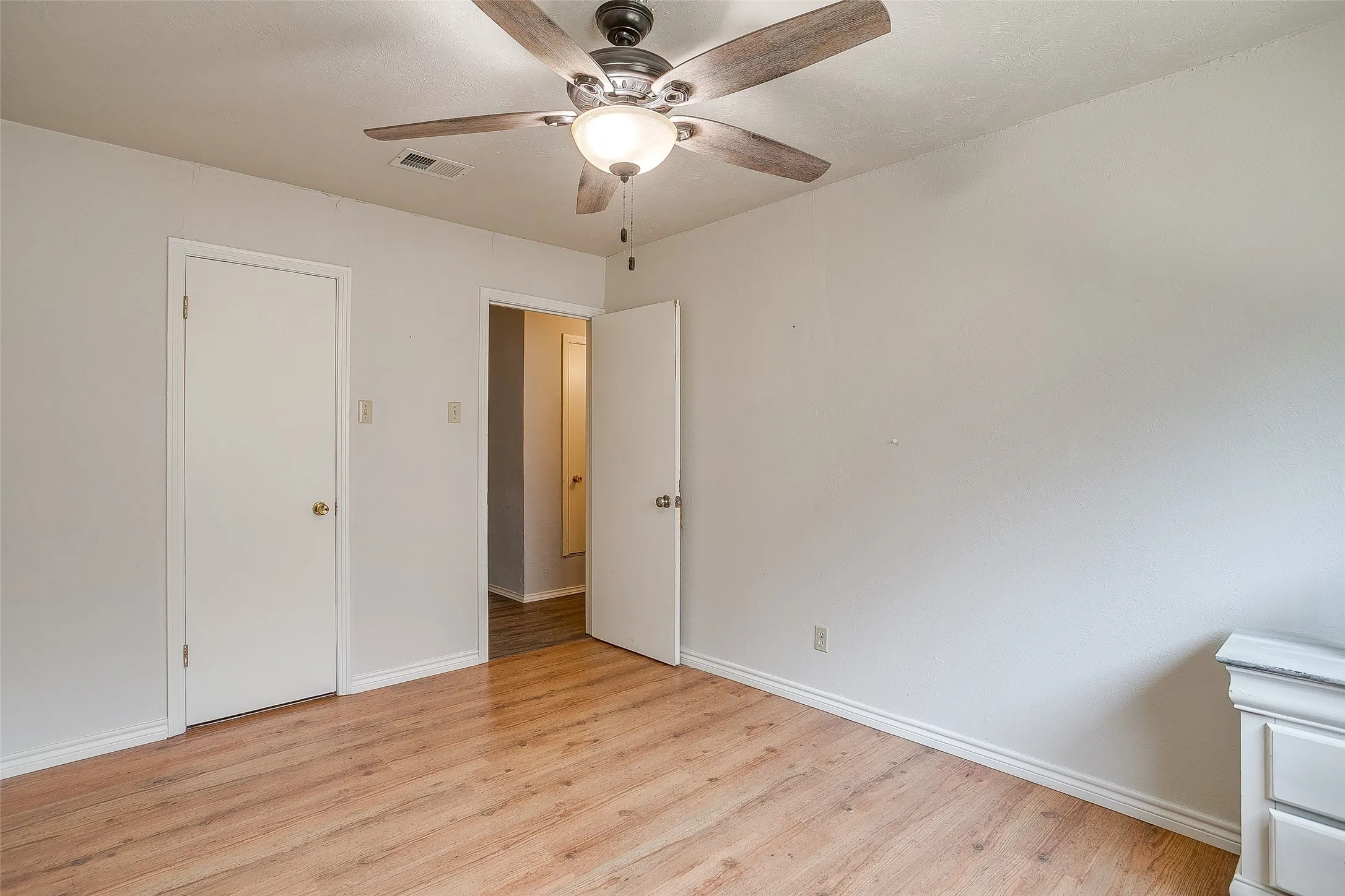 Single Family Residence For Sale in Dallas County , 2617 Magnolia Drive, Irving, Texas 75062, 4 Bedroom, 2 Bathroom, 2 Garage spaces, 2,318 Sqft, built in 1967, mls#21352412, Real Estate Agent in Irving, Homes For Sale in Dallas county, Homes For Sale in Irving, Realtor in Irving Texas, Real Estate Brokerage Independent Realty Texas, Luminita Cordes Realtor