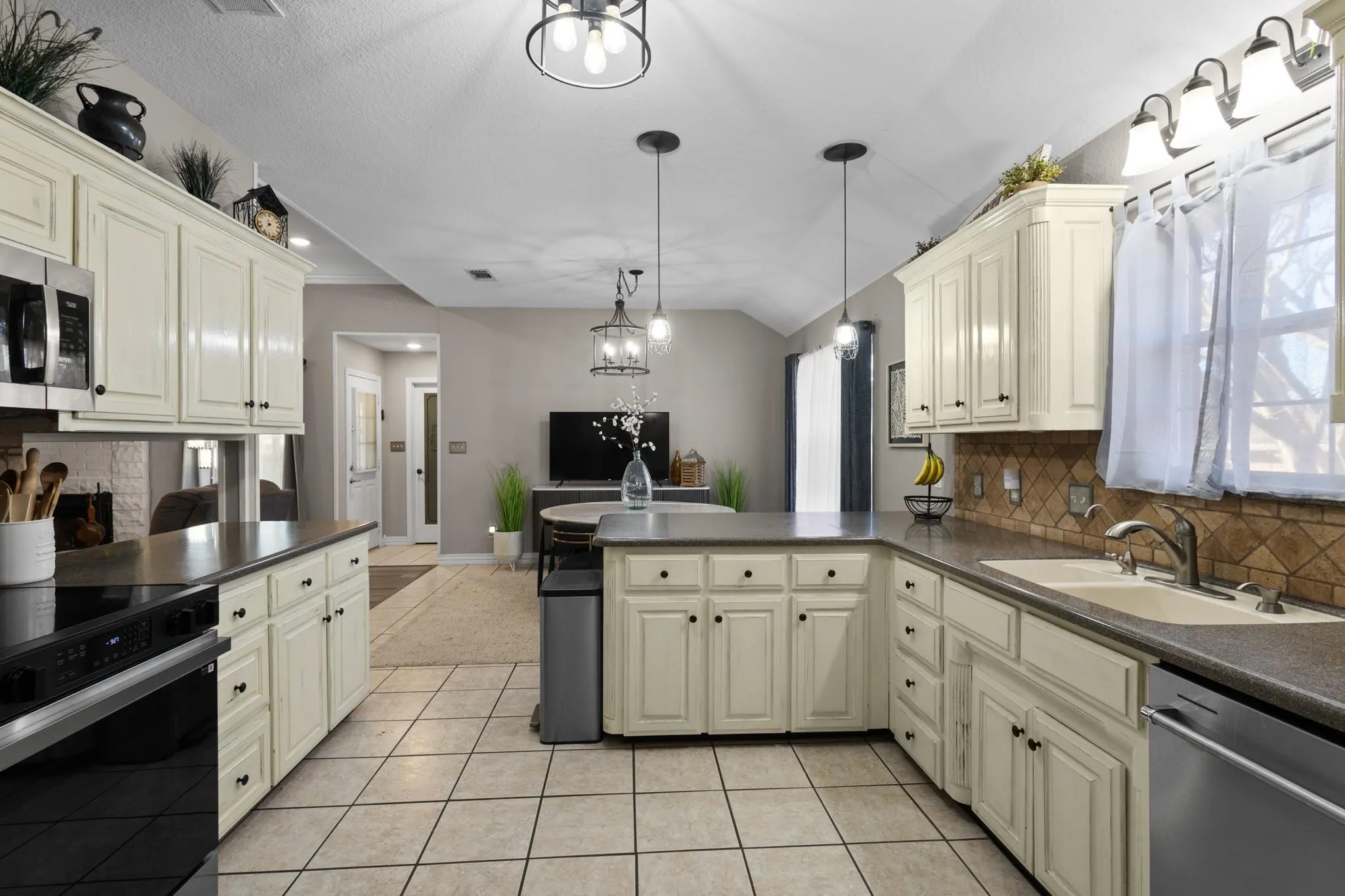 Single Family Residence For Sale in Wise County , 1701 Oakmeadow Drive, Decatur, Texas 76234, 4 Bedroom, 3 Bathroom, 2 Garage spaces, 2,123 Sqft, built in 1998, mls#21353138, Real Estate Agent in Decatur, Homes For Sale in Wise county, Homes For Sale in Decatur, Realtor in Decatur Texas, Real Estate Brokerage Independent Realty Texas, Luminita Cordes Realtor