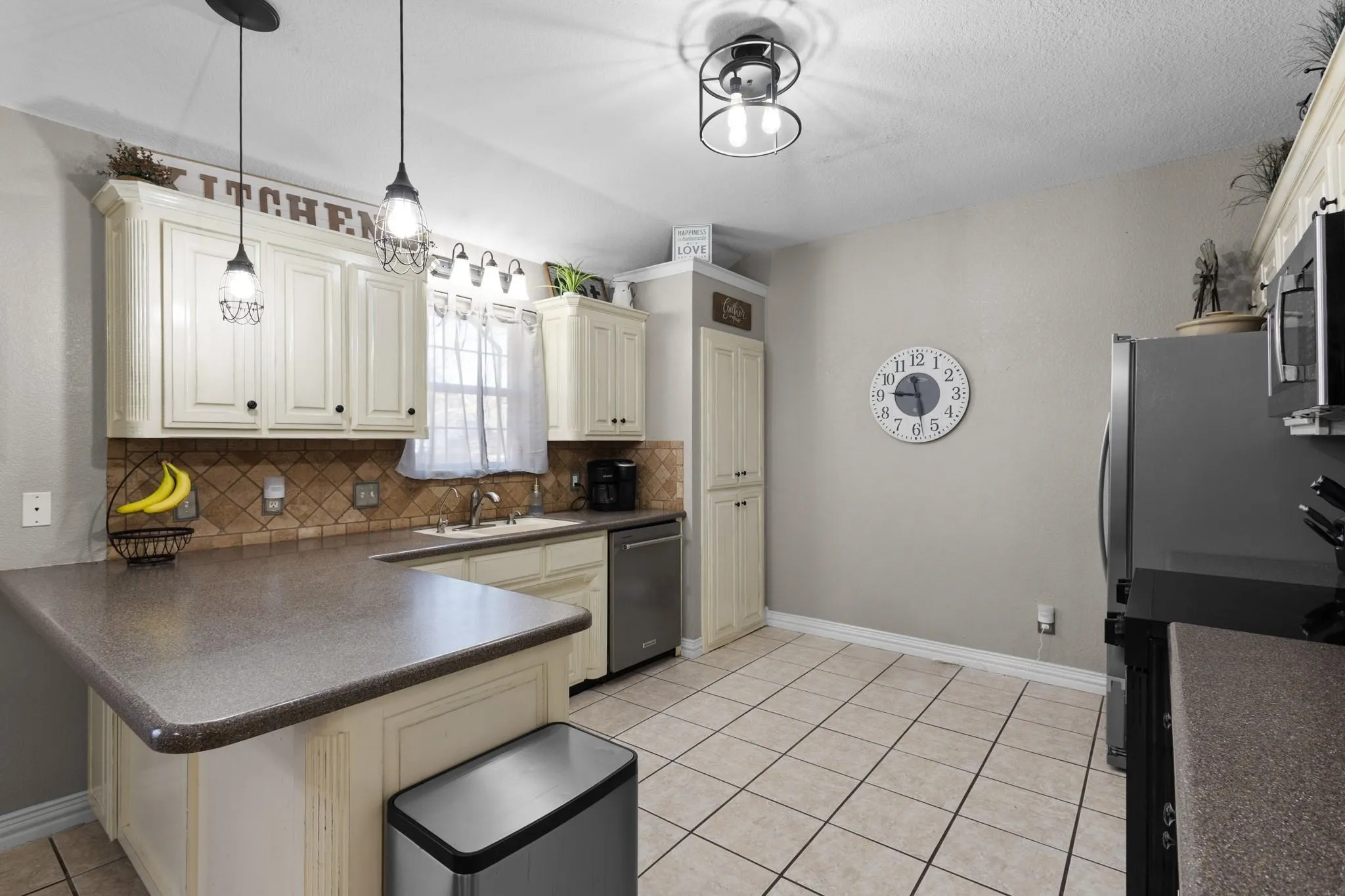 Single Family Residence For Sale in Wise County , 1701 Oakmeadow Drive, Decatur, Texas 76234, 4 Bedroom, 3 Bathroom, 2 Garage spaces, 2,123 Sqft, built in 1998, mls#21353138, Real Estate Agent in Decatur, Homes For Sale in Wise county, Homes For Sale in Decatur, Realtor in Decatur Texas, Real Estate Brokerage Independent Realty Texas, Luminita Cordes Realtor