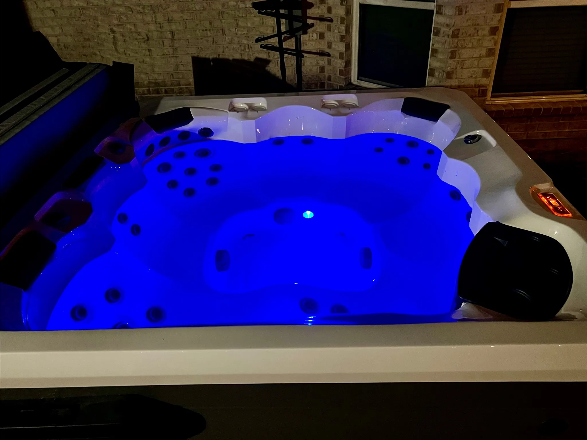 Hot tub has integrated seating and multiple jets