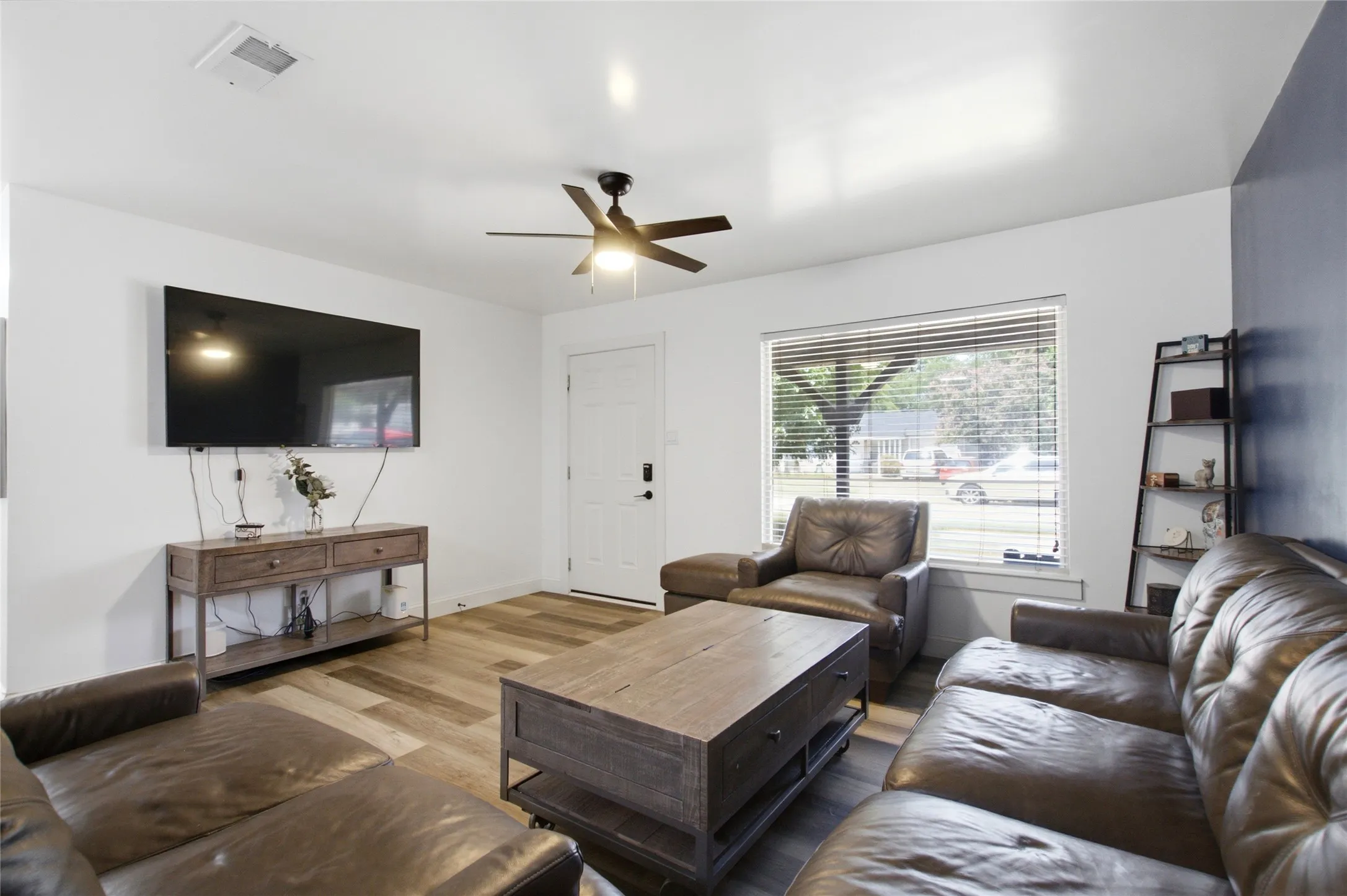 Single Family Residence For Sale in Tarrant County , 1010 Denton Drive, Euless, Texas 76039, 3 Bedroom, 1 Bathroom, Garage spaces, 950 Sqft, built in 1958, mls#21352912, Real Estate Agent in Euless, Homes For Sale in Tarrant county, Homes For Sale in Euless, Realtor in Euless Texas, Real Estate Brokerage Independent Realty Texas, Luminita Cordes Realtor