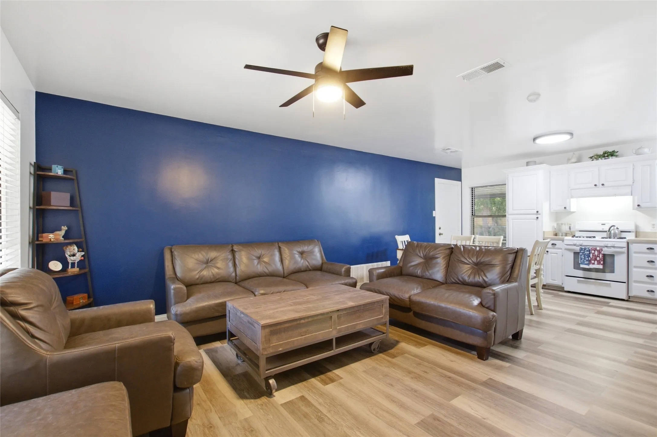 Single Family Residence For Sale in Tarrant County , 1010 Denton Drive, Euless, Texas 76039, 3 Bedroom, 1 Bathroom, Garage spaces, 950 Sqft, built in 1958, mls#21352912, Real Estate Agent in Euless, Homes For Sale in Tarrant county, Homes For Sale in Euless, Realtor in Euless Texas, Real Estate Brokerage Independent Realty Texas, Luminita Cordes Realtor